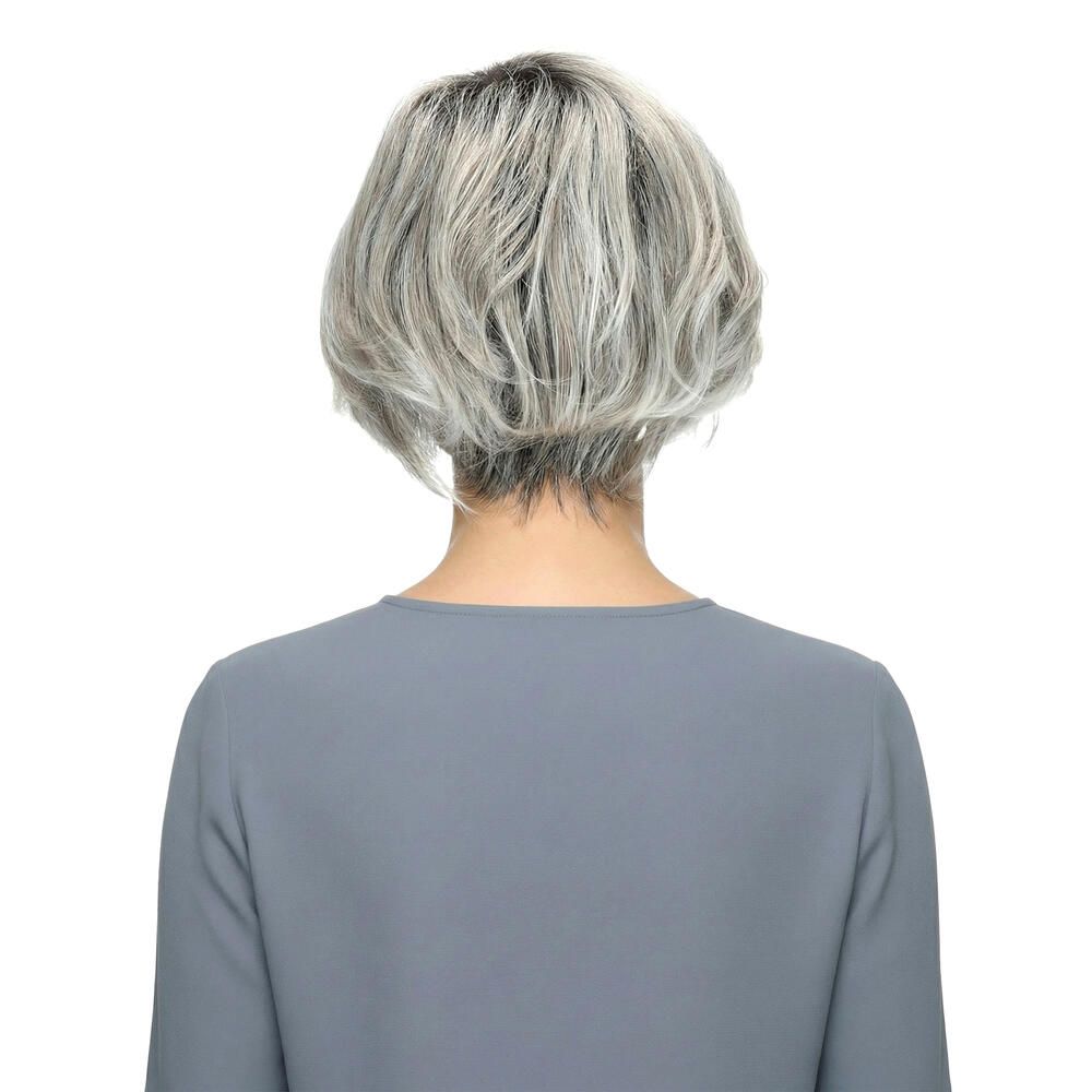 Kurzhaarperücke mit grau-meliertem Haar. Rückansicht einer Frau mit grauem Oberteil.
