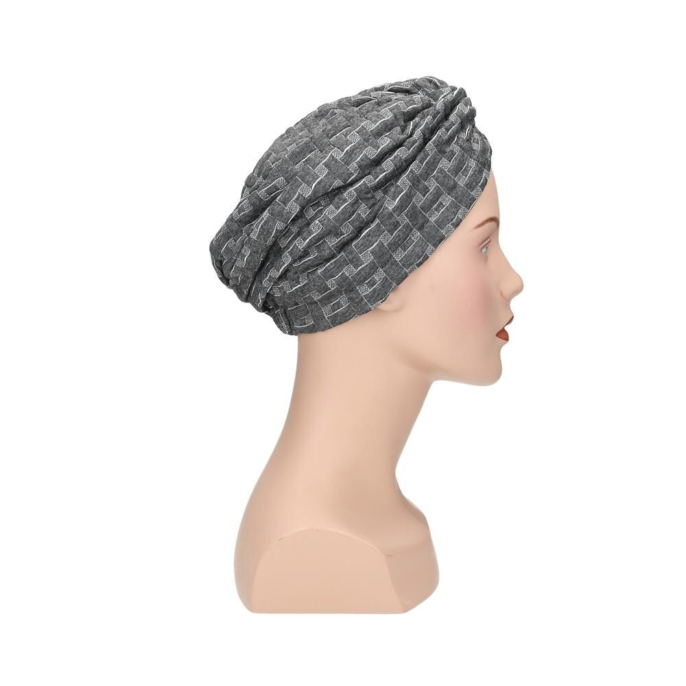 Grauer Turban mit Webmuster, von der Seite auf einer Schaufensterpuppe.