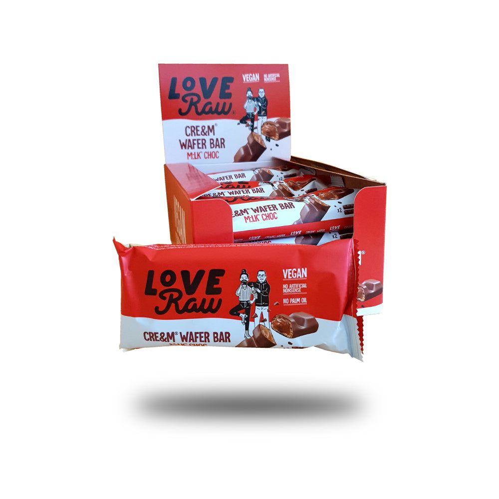 Rote Verpackung mit "Love Raw"-Logo und "Cream Wafer Bar". Vegan. Gezeigt werden Riegel und eine geöffnete Box mit weiteren Riegeln.