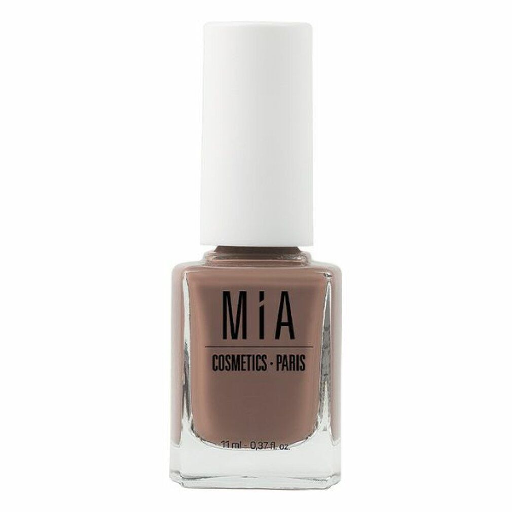 Nagellackflasche mit brauner Farbe und weißem Deckel. Aufschrift: mía Cosmetics - Paris.