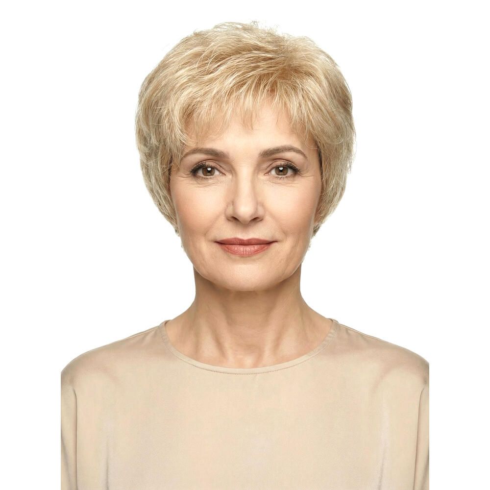 Kurzhaarperücke in Blond. Die Frau trägt ein beiges Oberteil. Frontale Ansicht.