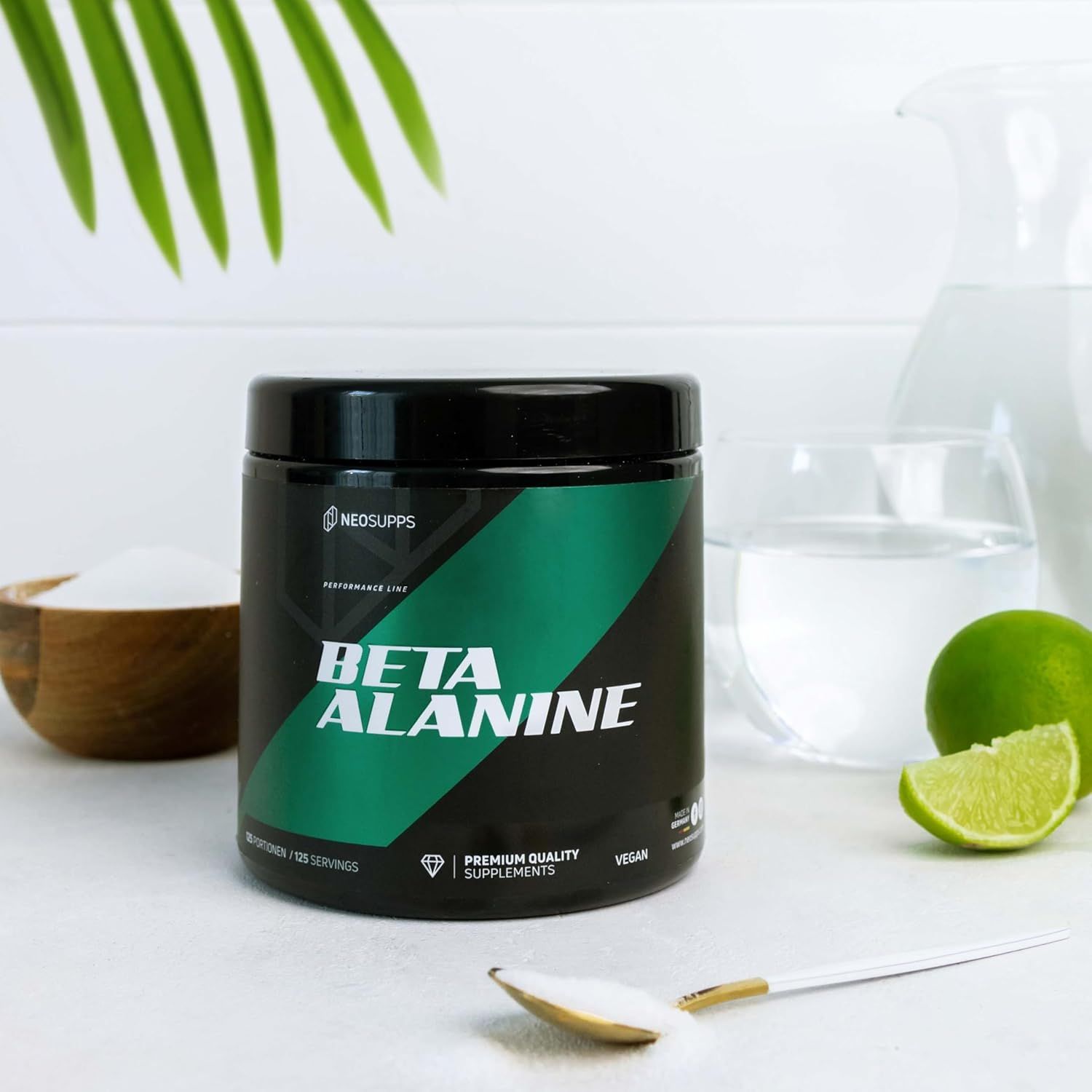 Schwarze Dose mit grünem Etikett. Aufschrift: BETA ALANINE. Nebenbei: Schale mit Pulver, Wasser, Limette, Löffel.