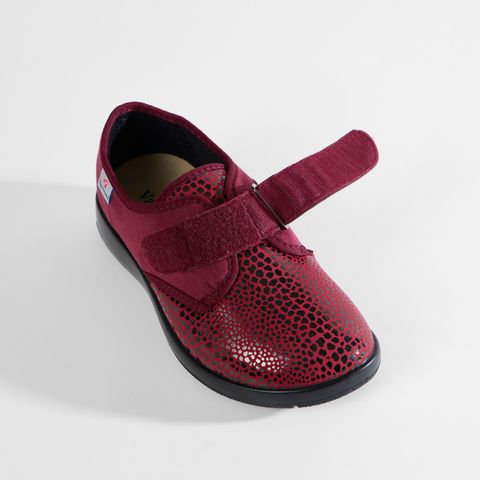 Rote Damenschuhe mit Klettverschluss, von vorne betrachtet.