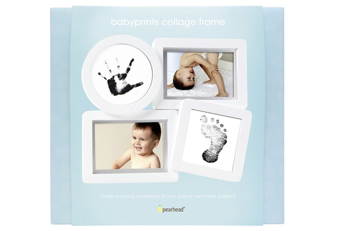 Collage-Rahmen in Verpackung. Weißer Rahmen mit Hand- und Fußabdruck, sowie Babyfotos. Text: babyprints collage frame. Marke: pearhead.