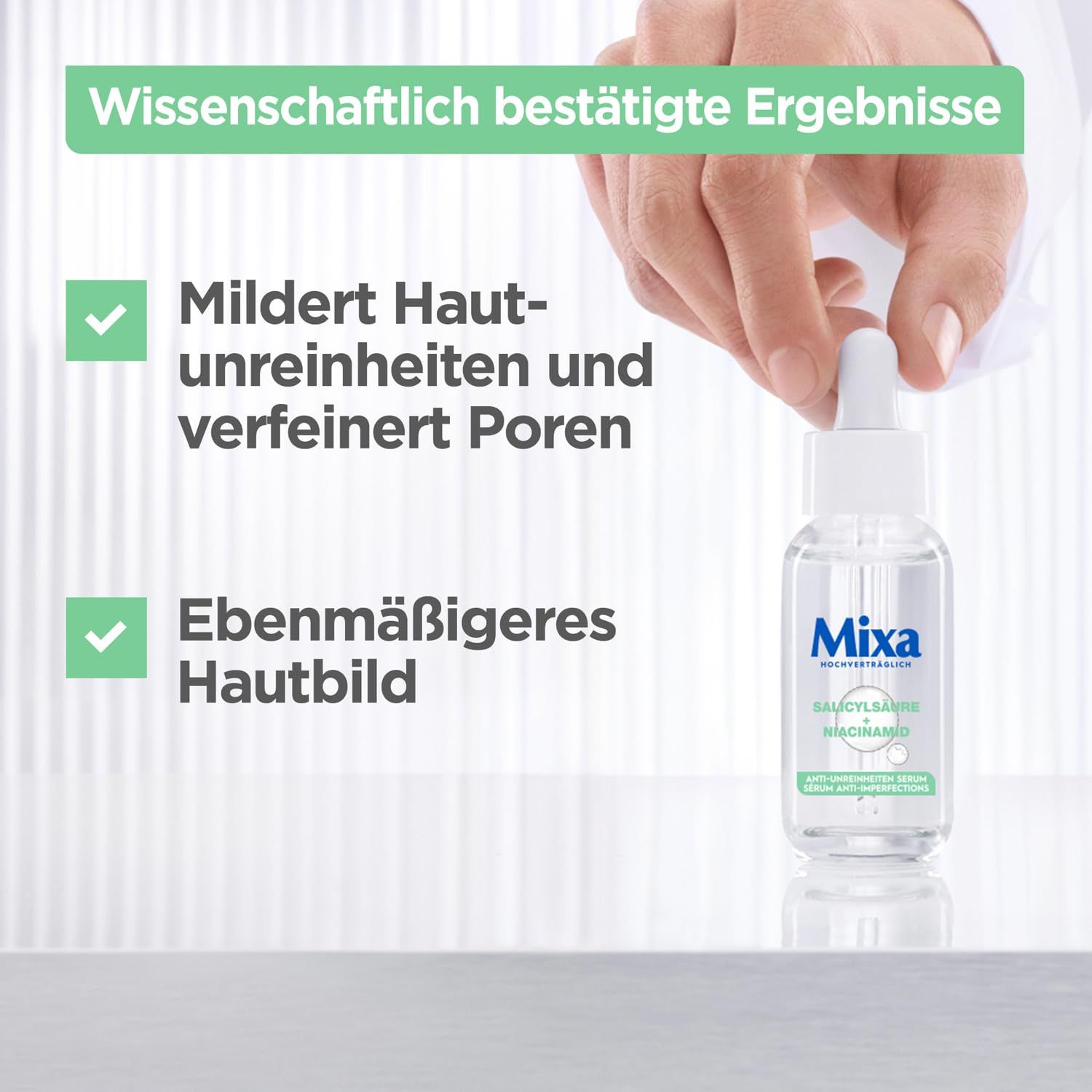 Hand hält eine Flasche Mixa Serum. Text: Mildert Hautunreinheiten und verfeinert Poren. Ebenmäßigeres Hautbild. Wissenschaftlich bestätigt.