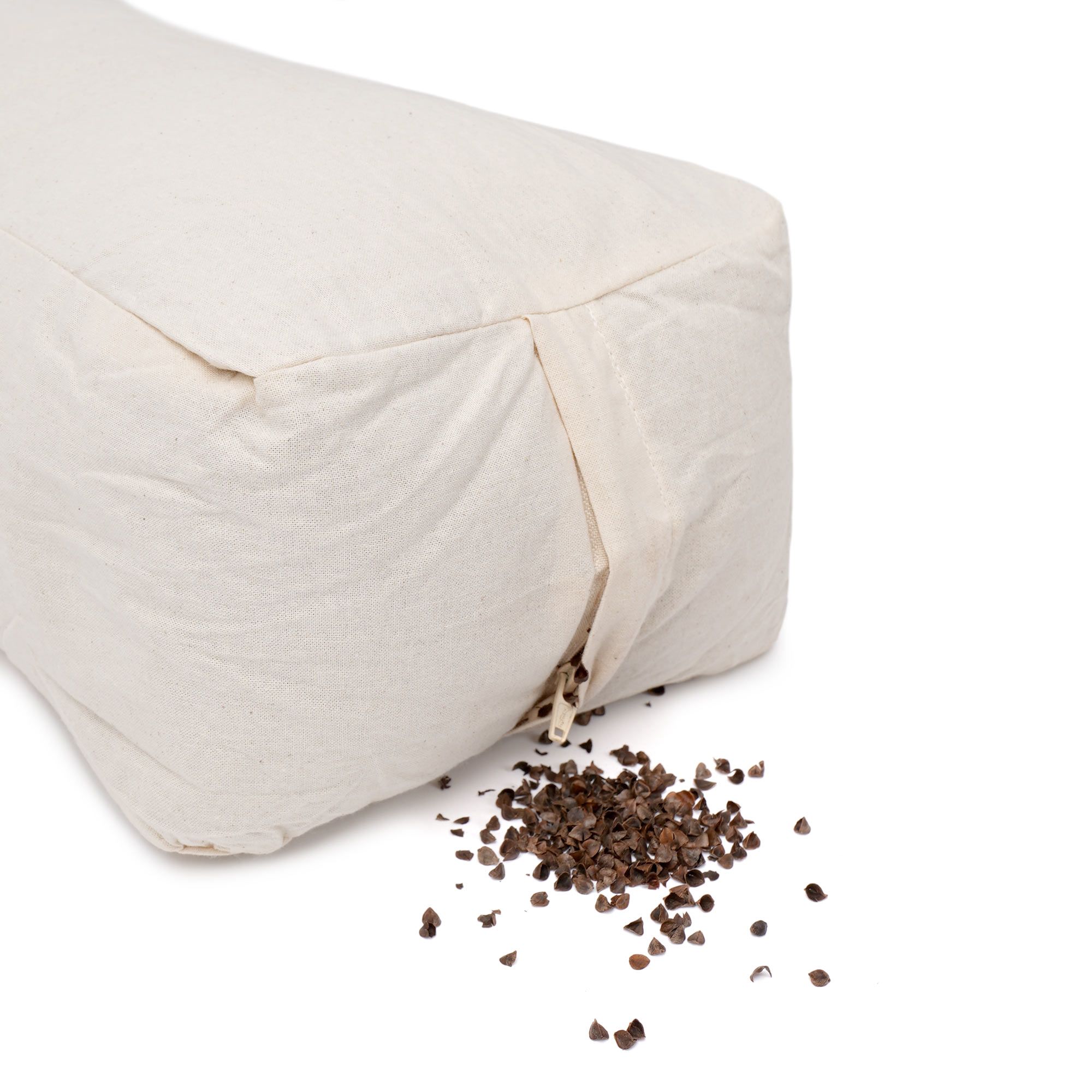 Cremefarbenes Yogakissen, Füllung aus Buchweizenschalen sichtbar, mit Reißverschluss.