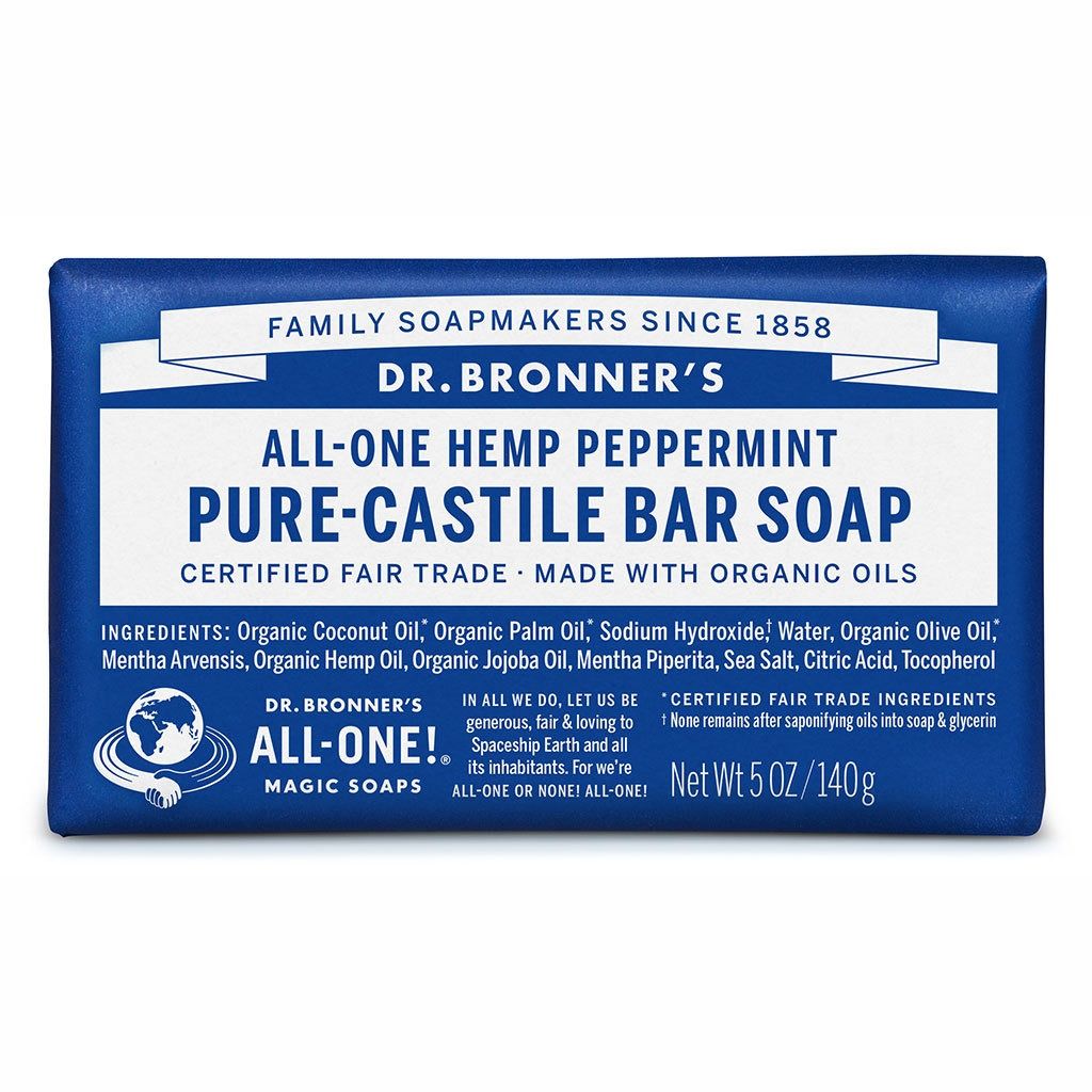 Blaue Seife mit weißer Schrift. Aufschrift: DR. BRONNER'S, ALL-ONE HEMP PEPPERMINT PURE-CASTILE BAR SOAP. Fair Trade zertifiziert. Mit Bio-Ölen.