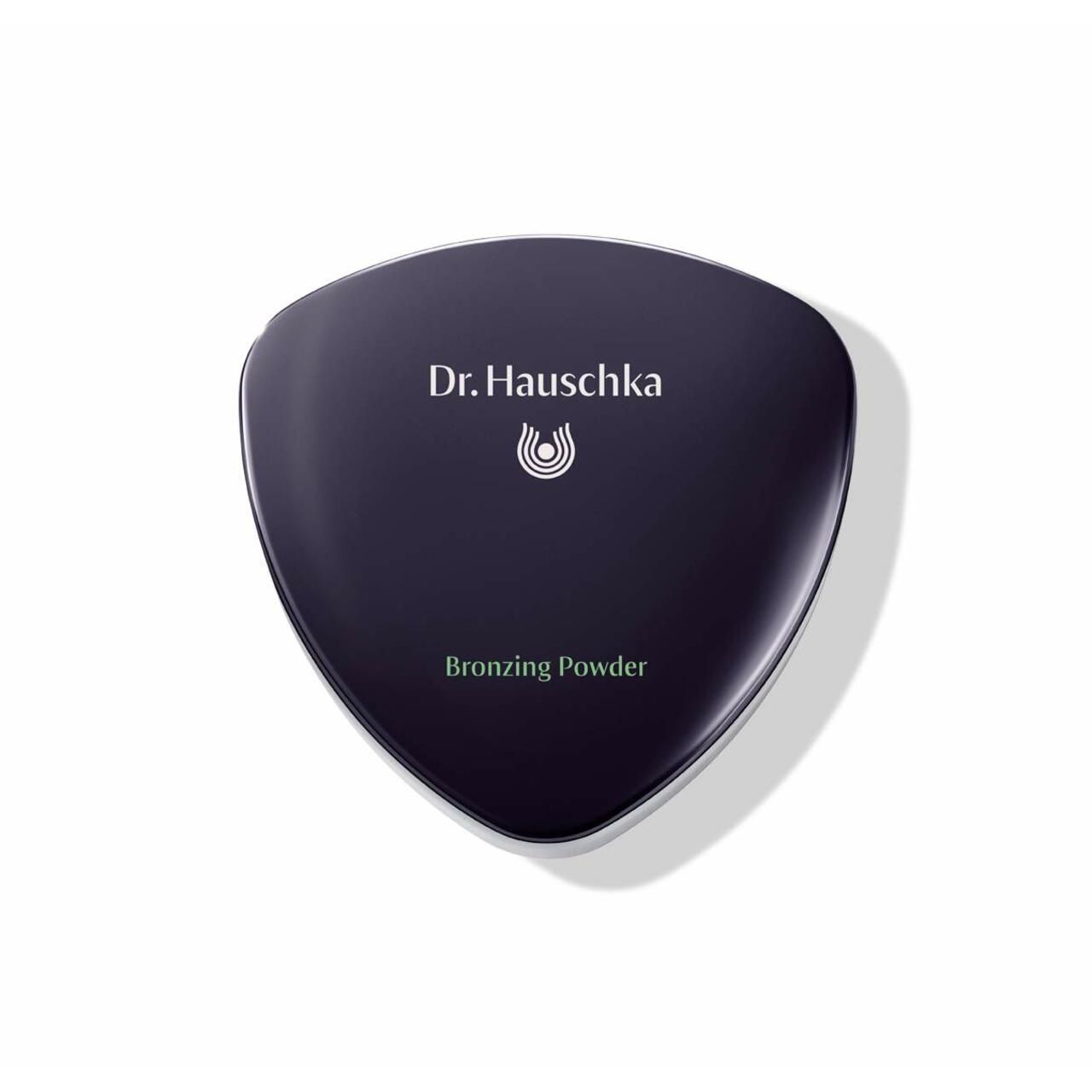 Geschlossene, dreieckige Kompaktverpackung. Aufschrift: Dr. Hauschka, Bronzing Powder.