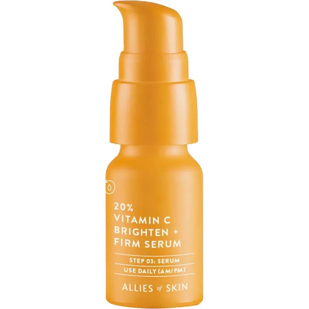 Orangefarbenes Serumfläschchen mit Pumpe. Aufschrift: 20% Vitamin C Brighten + Firm Serum. Marke: Allies of Skin. Anweisungen für die Anwendung.