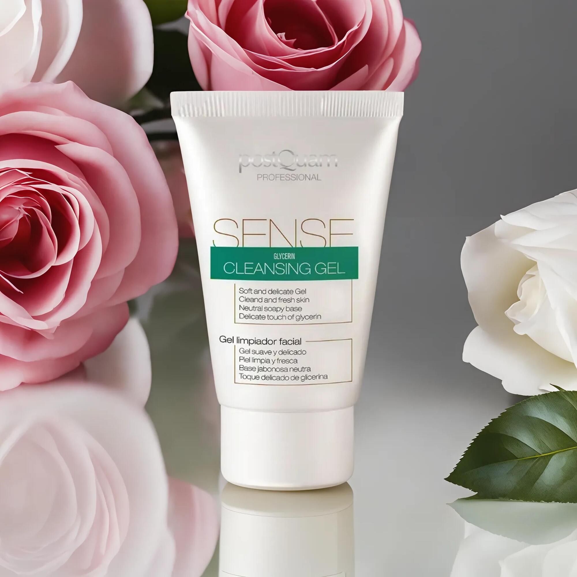 Weiße Tube mit grünem Etikett. Aufschrift: PostQuam, Sense Cleansing Gel. Umgeben von Rosen.