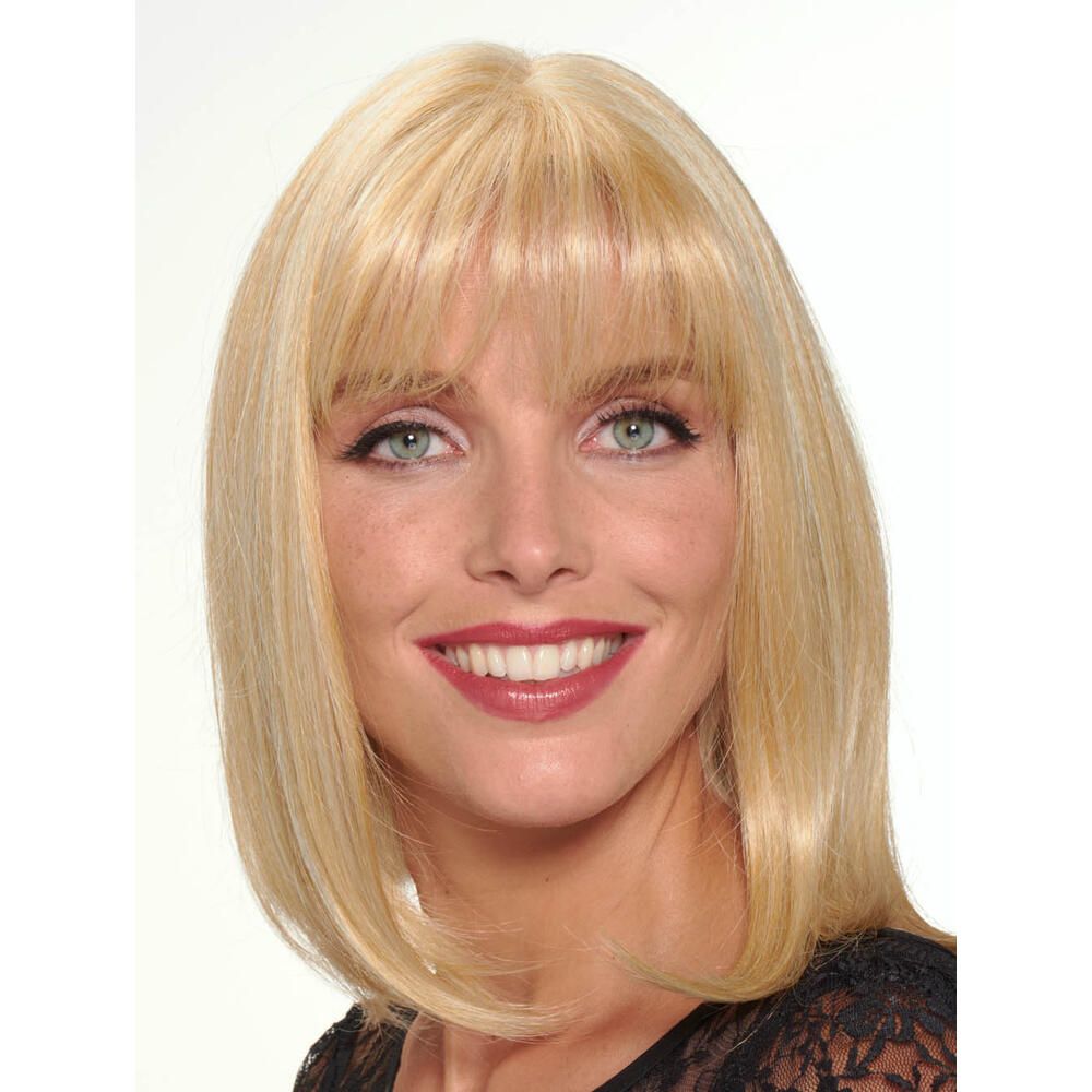 Blondes Haarteil mit Pony. Die Frau trägt ein schwarzes Oberteil. Blick in die Kamera.