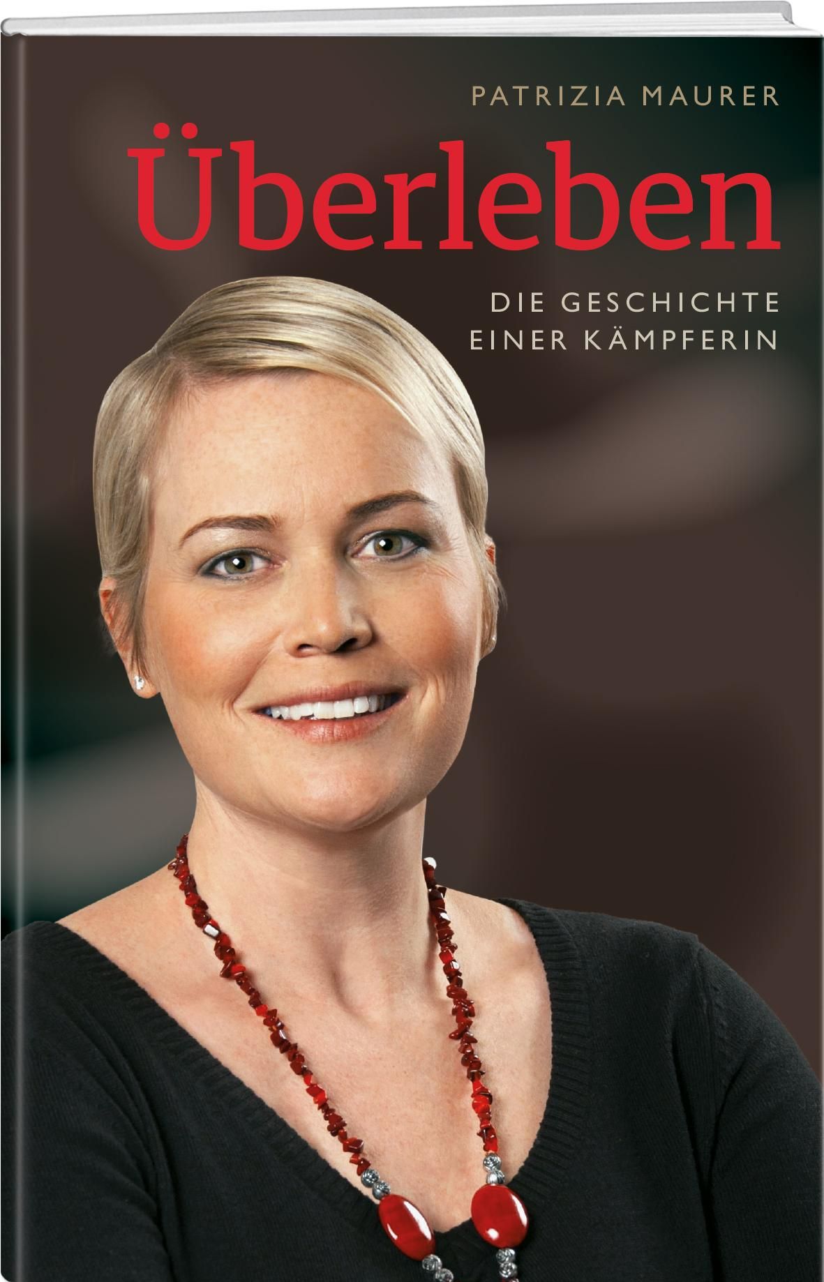Buchcover mit Porträt einer Frau. Titel: Überleben. Autorin: Patrizia Maurer. Roter Titel auf weißem Hintergrund.