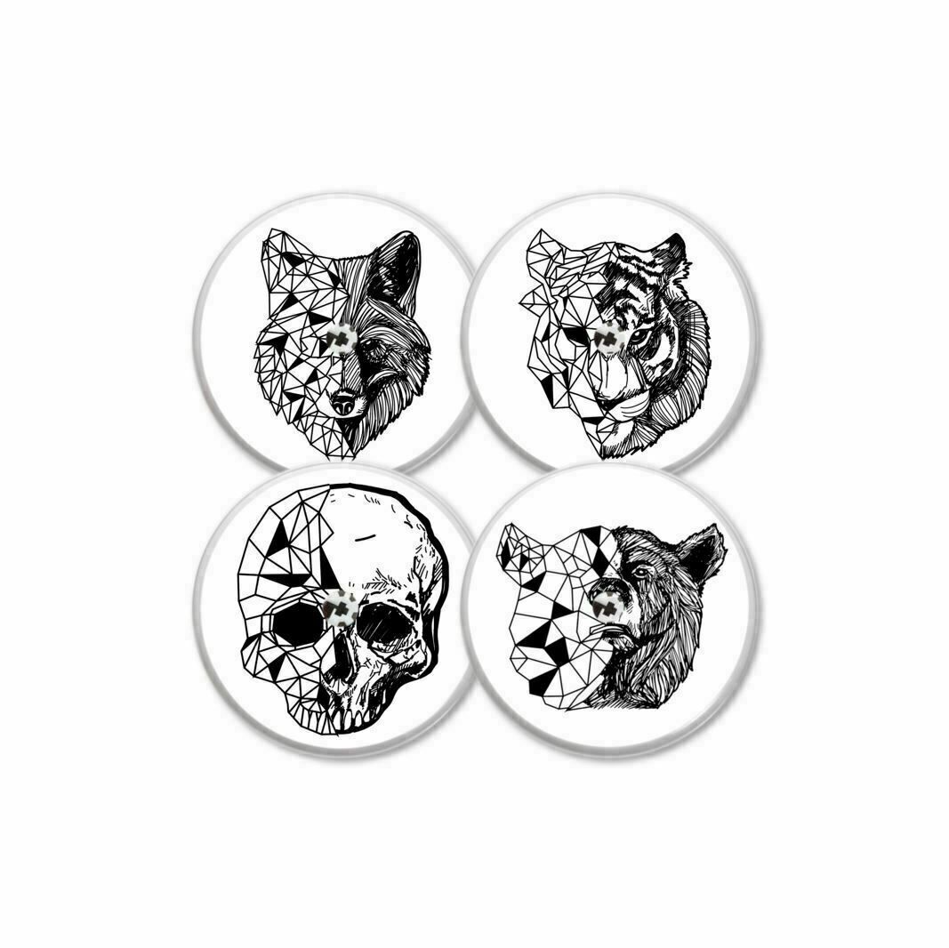 Vier runde Aufkleber mit Tiergesichtern. Fuchs, Tiger, Totenkopf und Bär, jeweils zur Hälfte geometrisch dargestellt.