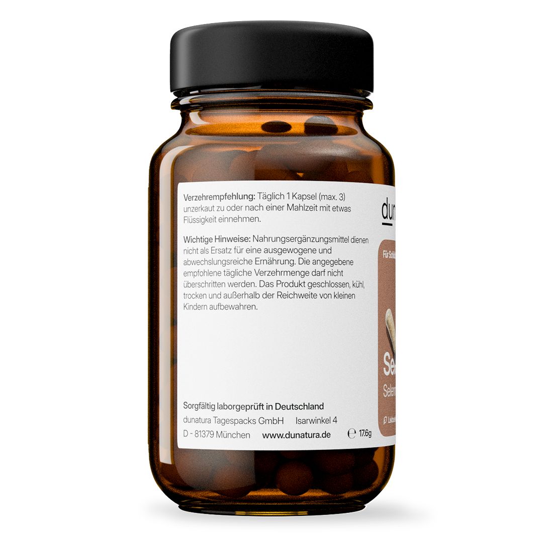 Rückseite einer braunen Glasflasche mit schwarzen Deckel. Etikett mit Produktinformationen. Text: "Täglich 1 Kapsel".