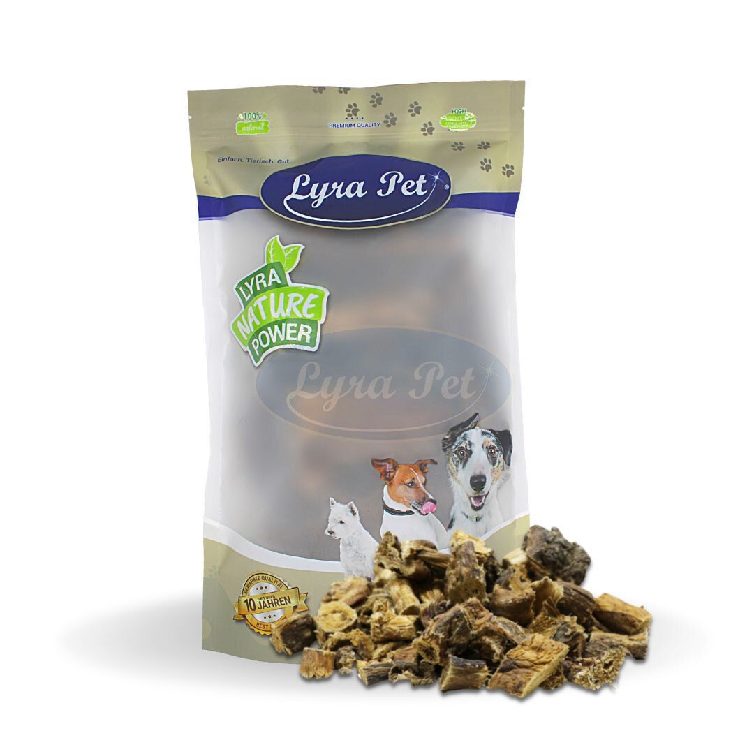 Beutel mit Lyra Pet Lammlunge, teilweise sichtbar. Logo, Hundeabbildungen und Text auf der Verpackung.