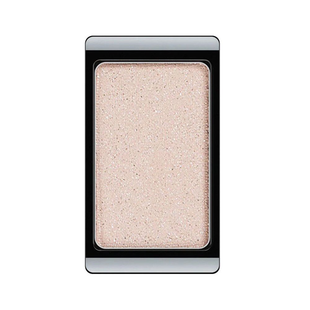 Beiger Lidschatten in einer rechteckigen, schwarzen und silbernen Hülle. Der Lidschatten hat eine glänzende Oberfläche.