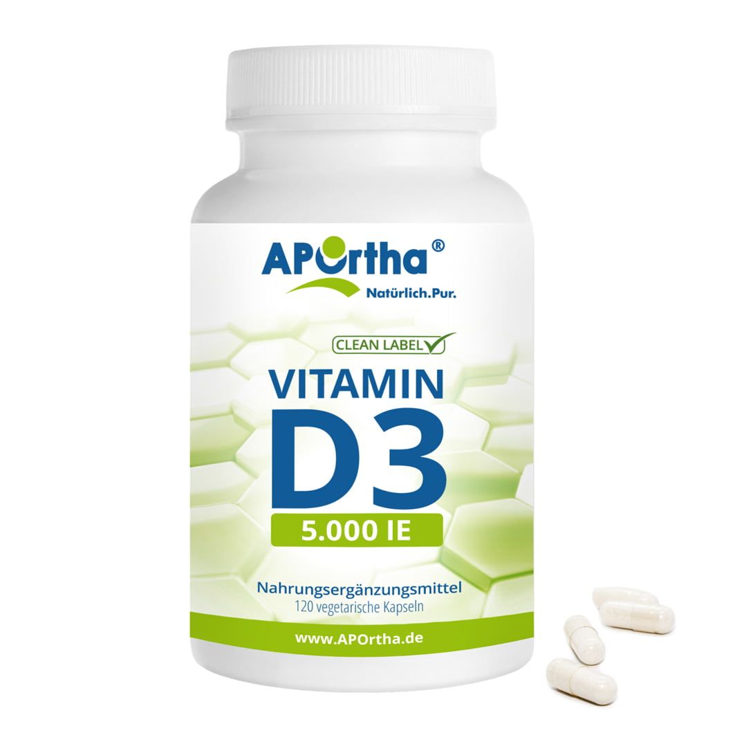 Weiße Flasche mit APOrtha Vitamin D3 Kapseln. Aufschrift: Vitamin D3 5.000 IE. Einige Kapseln liegen daneben.