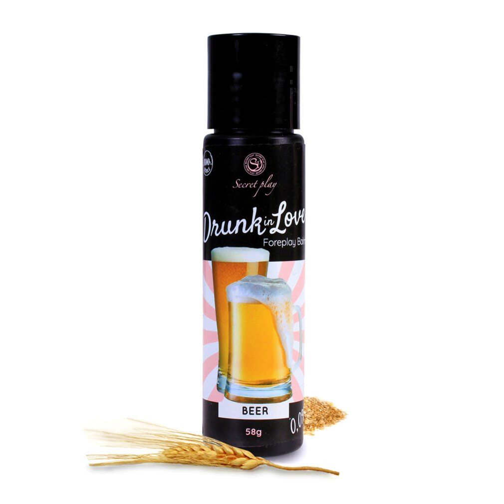 Schwarze Flasche "Drunk in Love Beer". Bierglas-Illustration. Getreideähren und Streuung darunter.