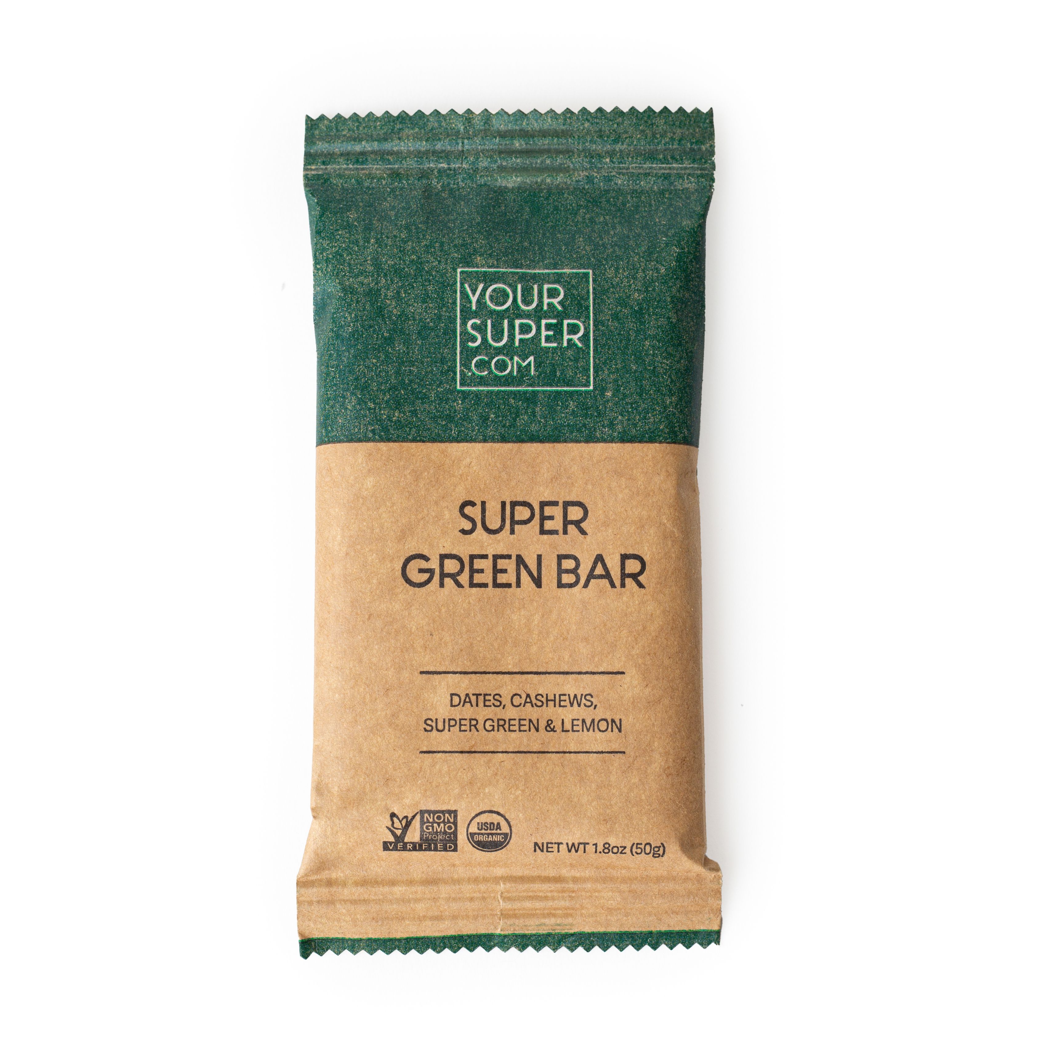 Verpackung des Super Green Riegels. Grün-braune Verpackung mit Text: Super Green Bar, Datteln, Cashews, Super Green & Zitrone. Bio-Siegel.