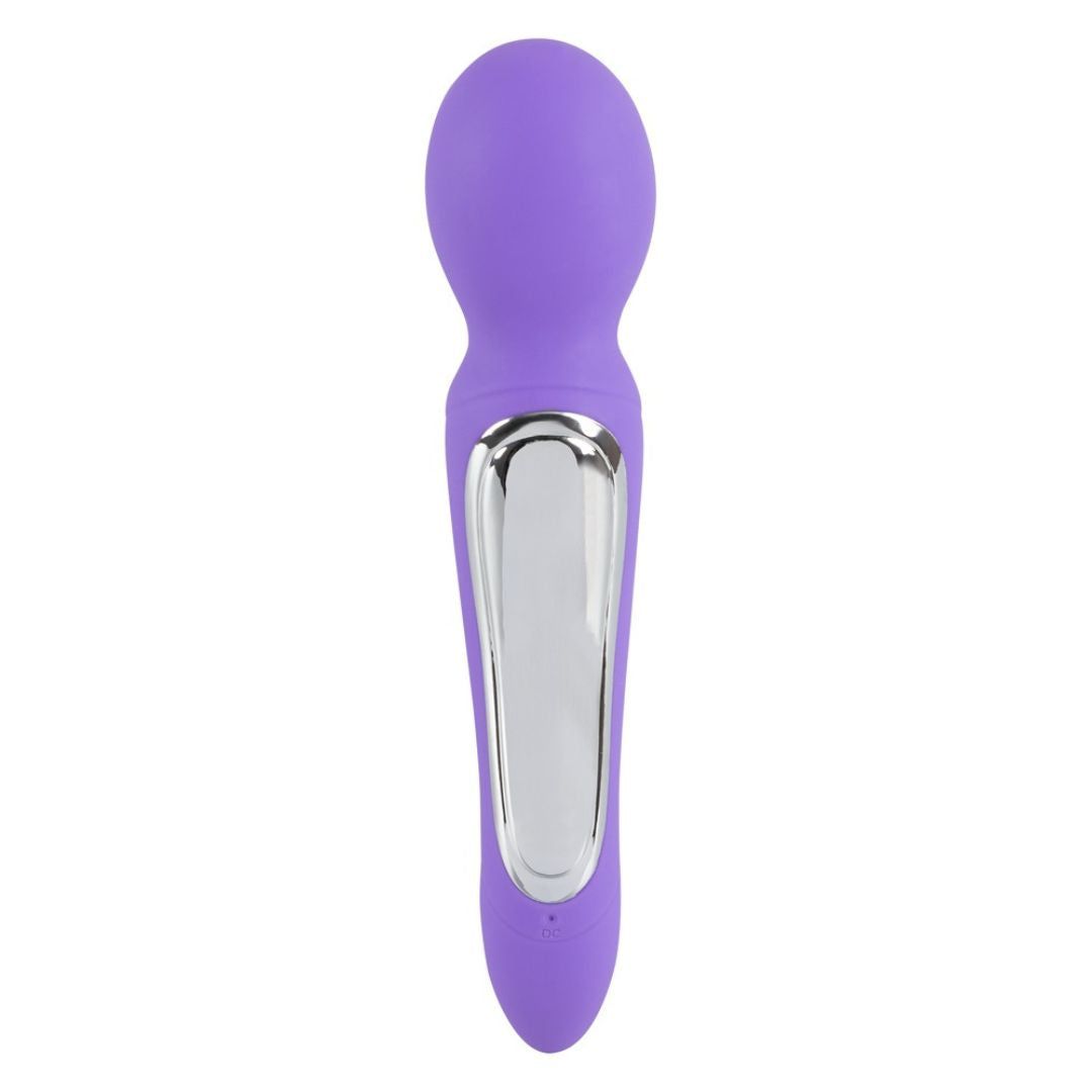 Lila Vibrator mit ovalem Kopf und gebogener Form. Silberfarbener Einsatz auf der Rückseite.