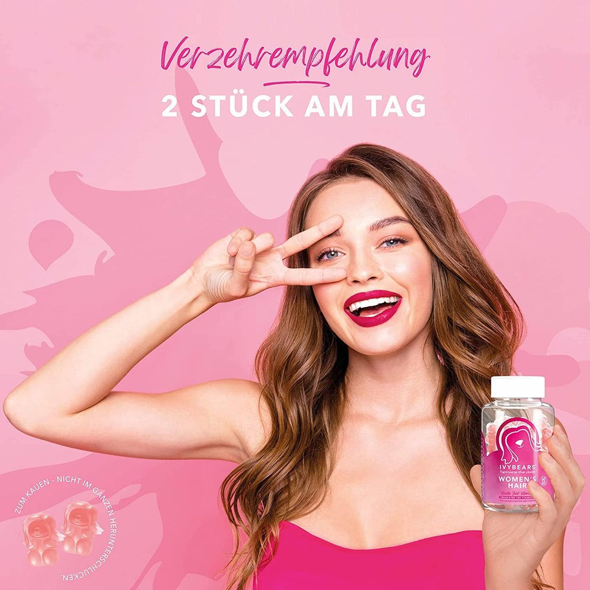 Frau hält eine Flasche IVYBEARS Women's Hair. Aufschrift: Verzehrempfehlung: 2 Stück am Tag. Frau lächelt.