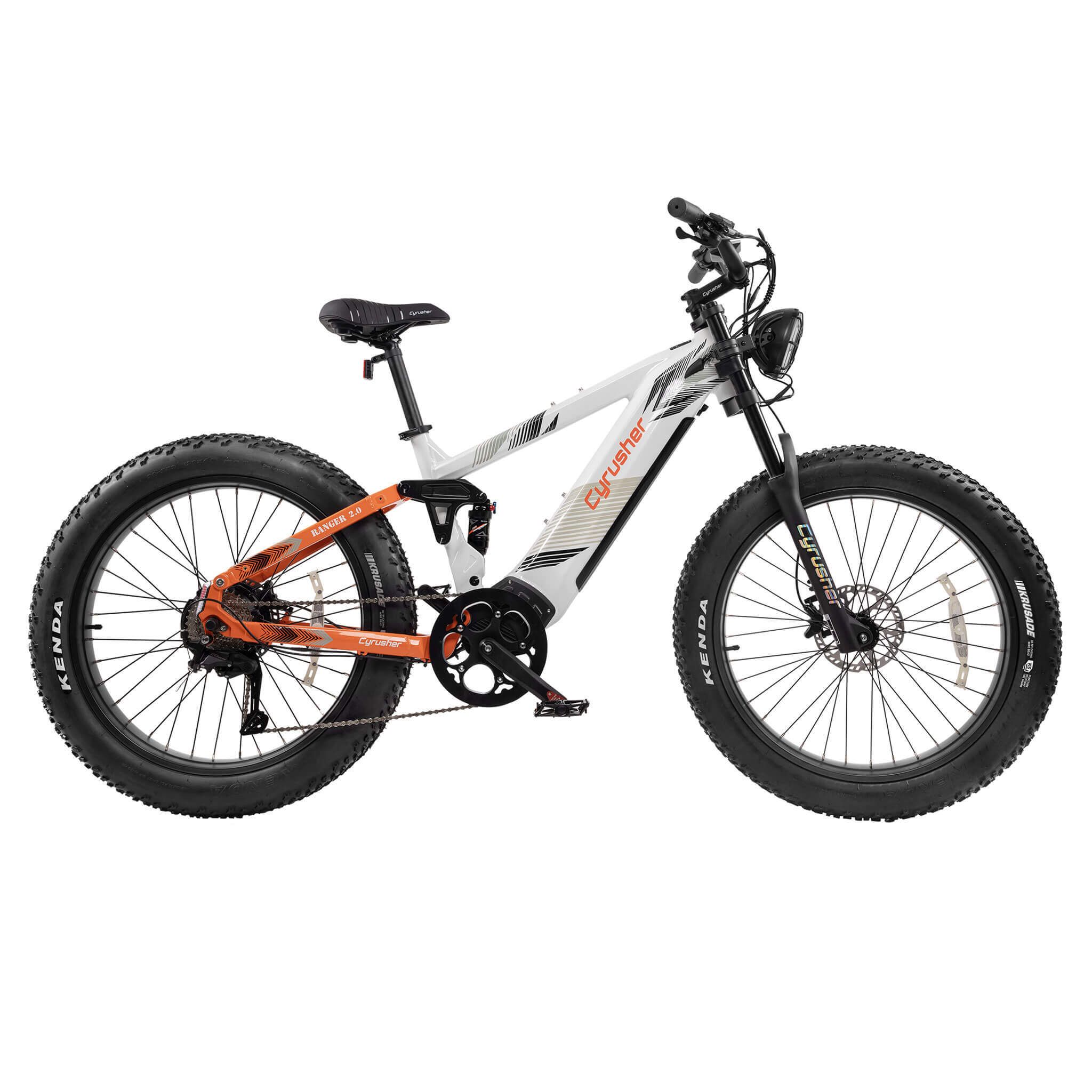E-Mountainbike CYRUSHER Ranger 2.0, weiß mit schwarzen Reifen und orangefarbenen Akzenten. Frontscheinwerfer.
