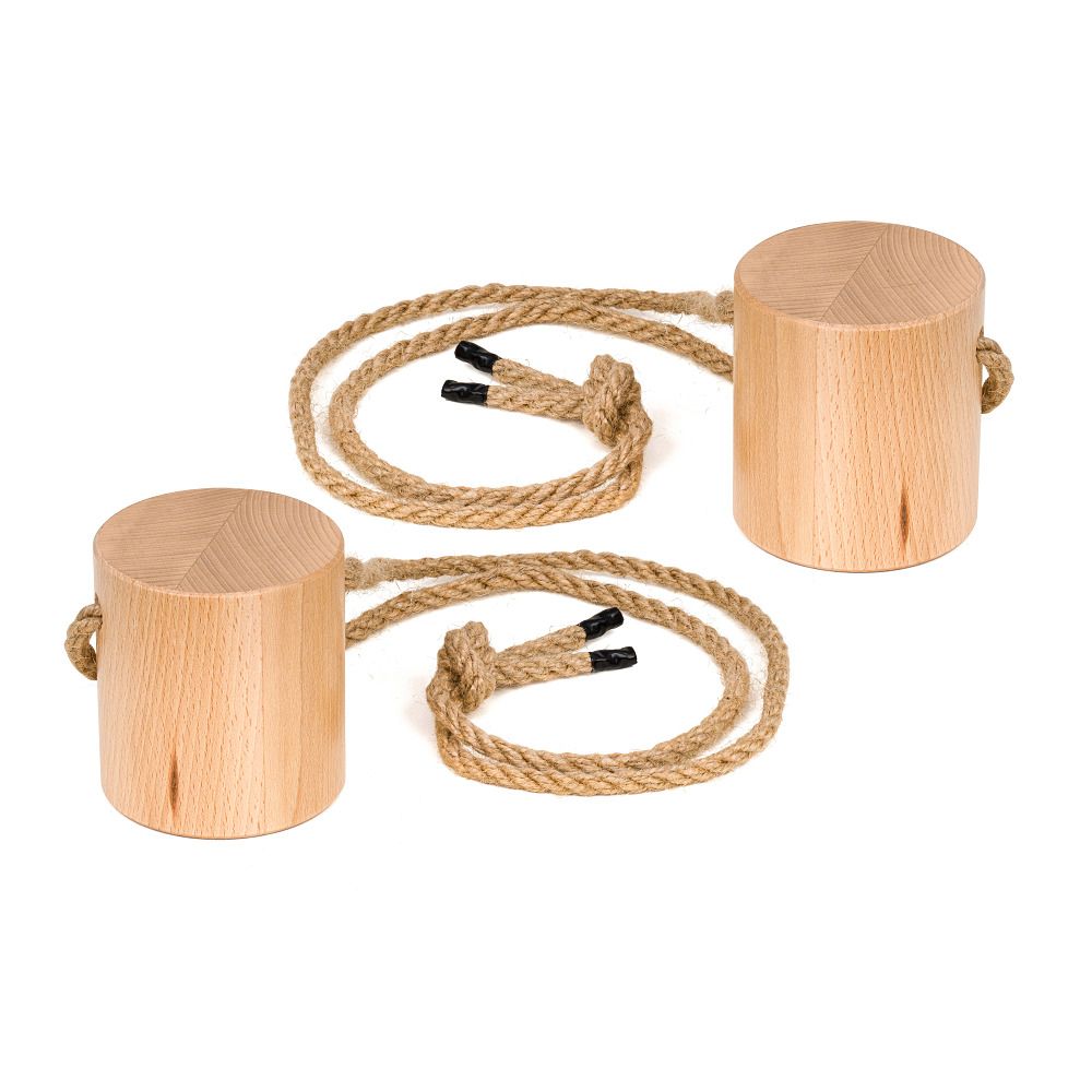 Zwei Holzstelzen mit Seilen. Zylindrische Holzfüße. Naturfarbenes Holz. Seile mit schwarzen Griffen.