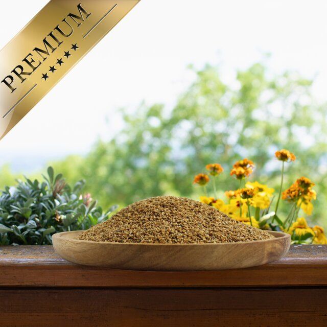 Getrocknete Daphnien in einer Holzschale. Im Hintergrund: Fenster mit Blumen und Bäumen. Goldener Aufkleber mit "Premium".