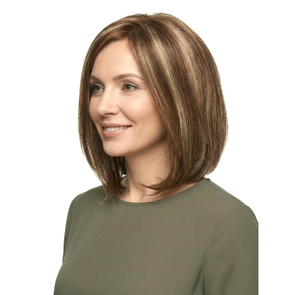 Frau mit brauner Perücke mit helleren Strähnen. Mittellange, glatte Frisur. Dreiviertelansicht.