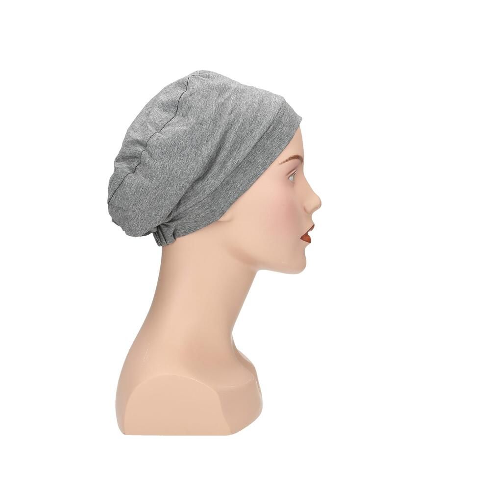 Grauer Turban auf einer Schaufensterpuppe. Seitenansicht. Stoffhaube mit gerolltem Saum.