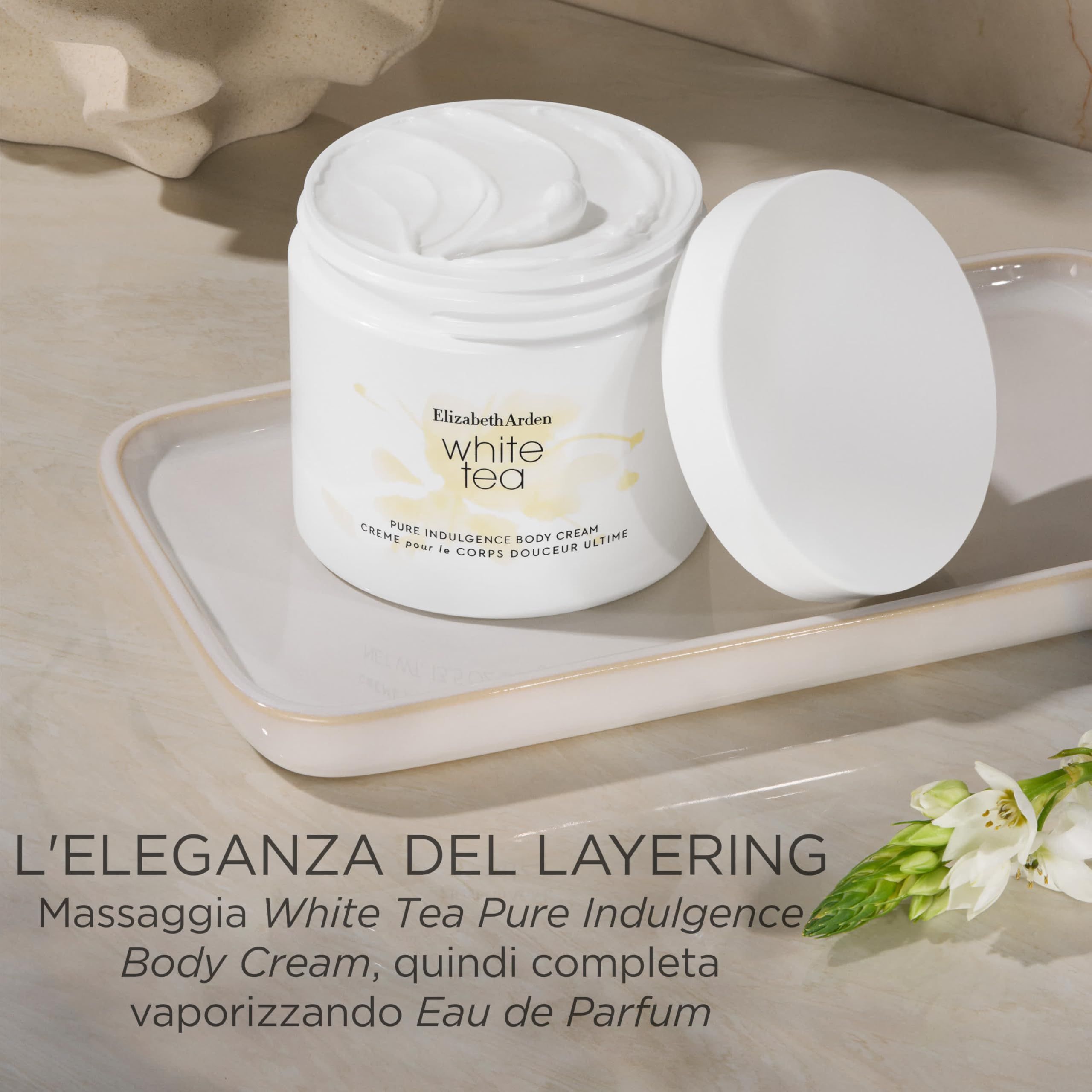 Weißer Tiegel mit Body Cream. Aufschrift: White Tea. Deckel daneben. Auf Tablett platziert.