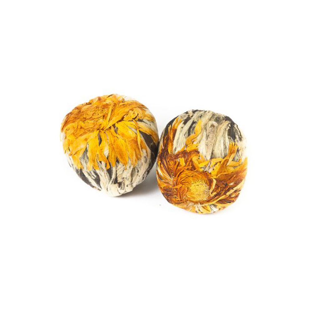 Zwei Teeblumen-Kugeln, gelb-orange und weiß-braun. Auf weißem Hintergrund.