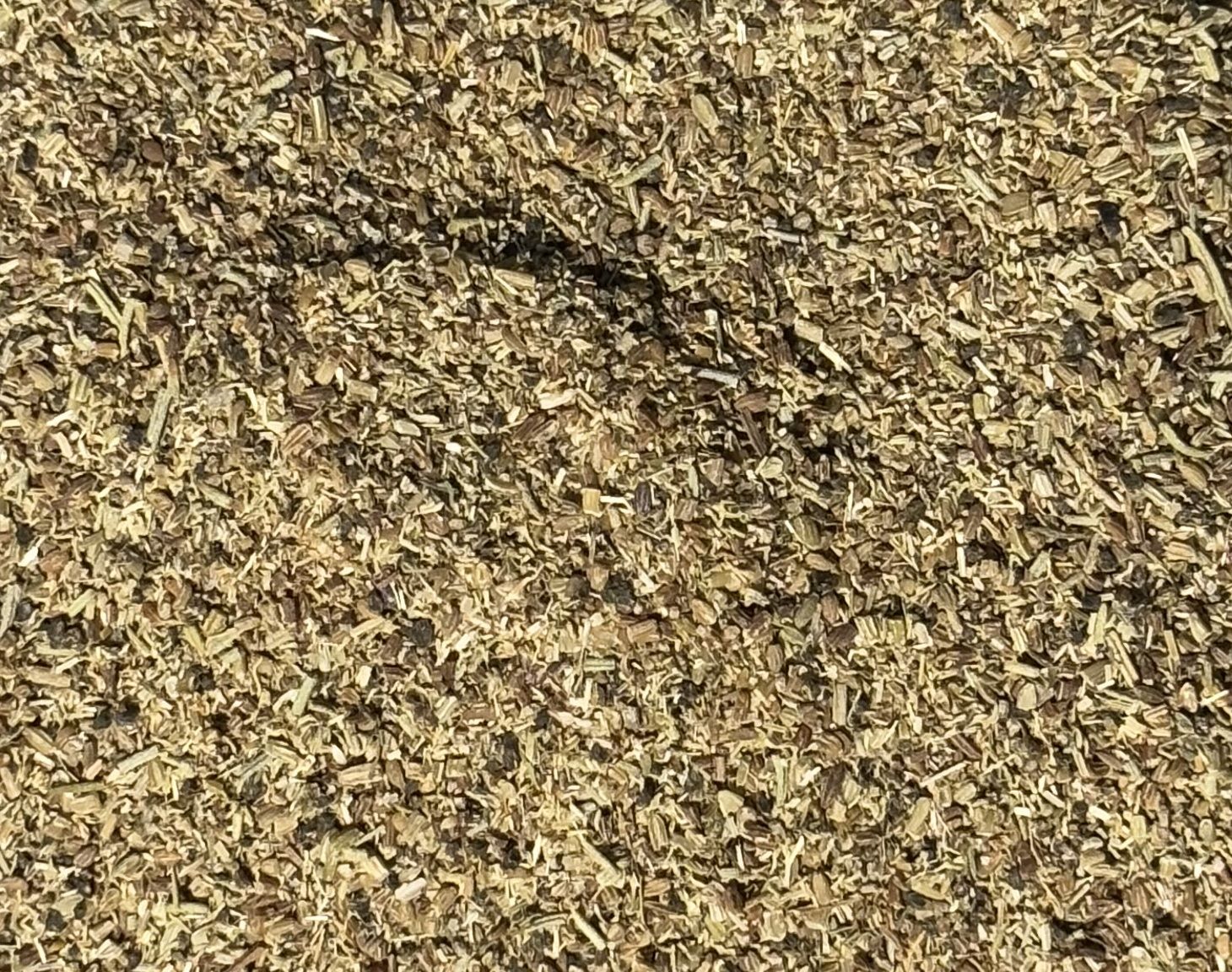 Nahaufnahme von getrockneten Kräutern. Helle, beige Farbe. Textur von kleinen Blättern und Stängeln.