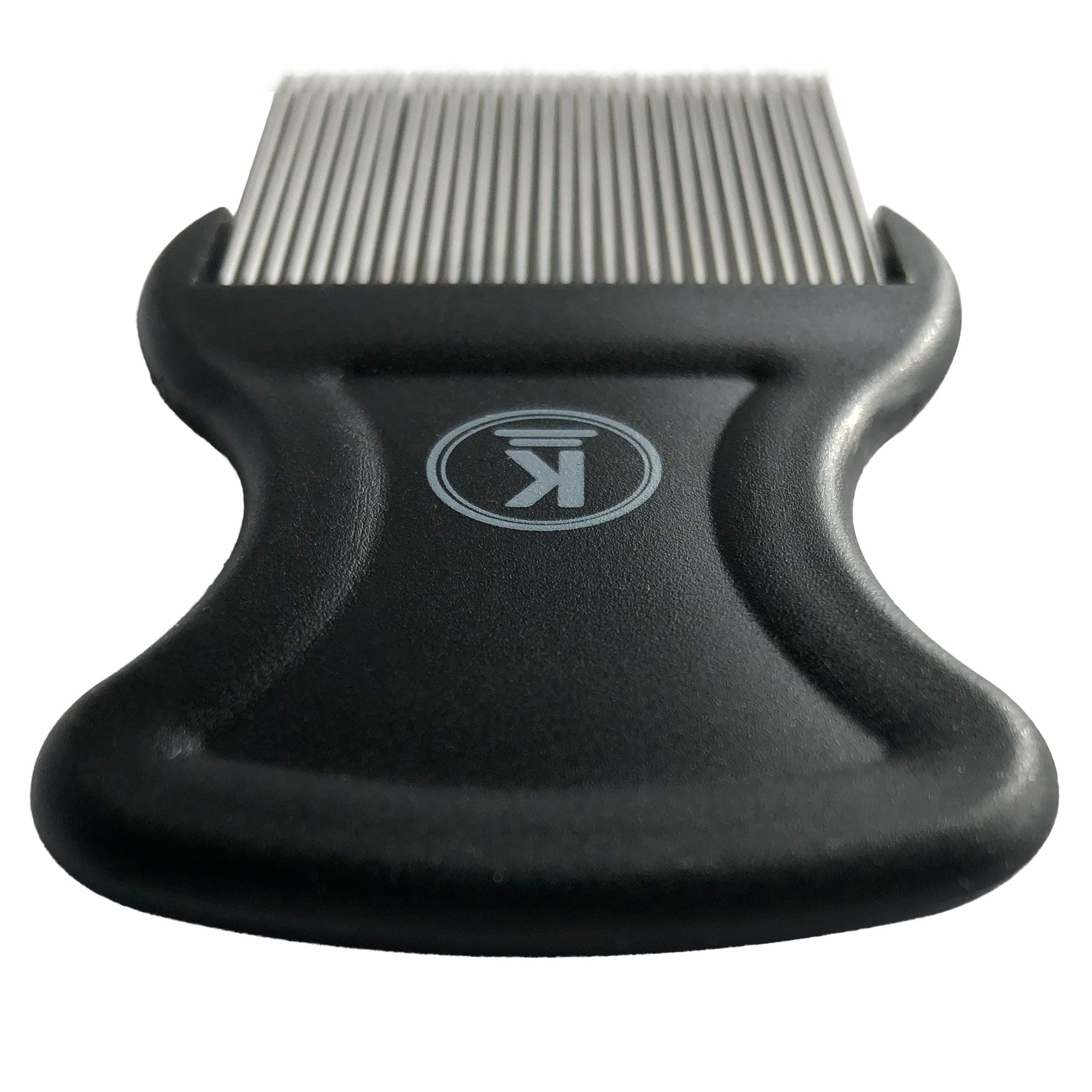 Schwarzer Kamm mit Metallzähnen. Griff mit Logo 'K'.
