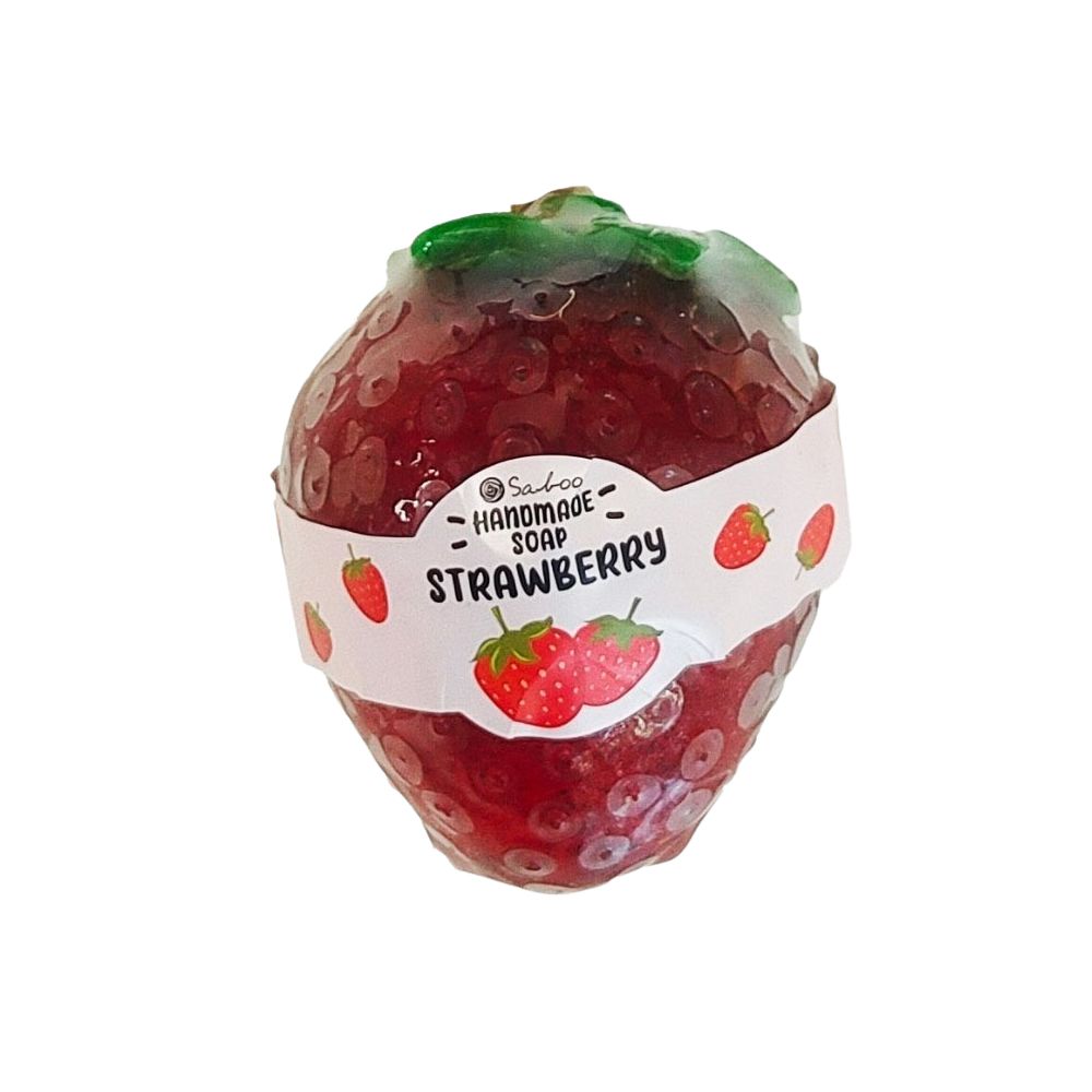 Erdbeerseife in Erdbeerform mit Papierbanderole. Aufschrift: Handmade Soap Strawberry. Grüne Blätter oben.