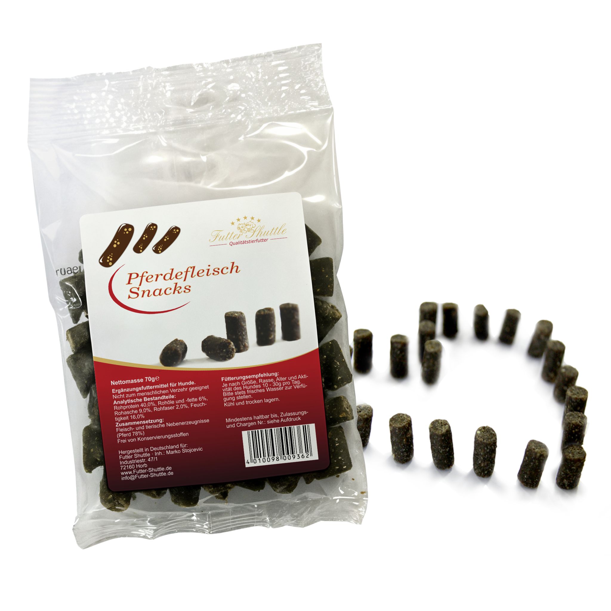 Beutel mit Pferdefleisch Snacks. Etikett mit Produktinformationen. Einige Snacks liegen daneben.