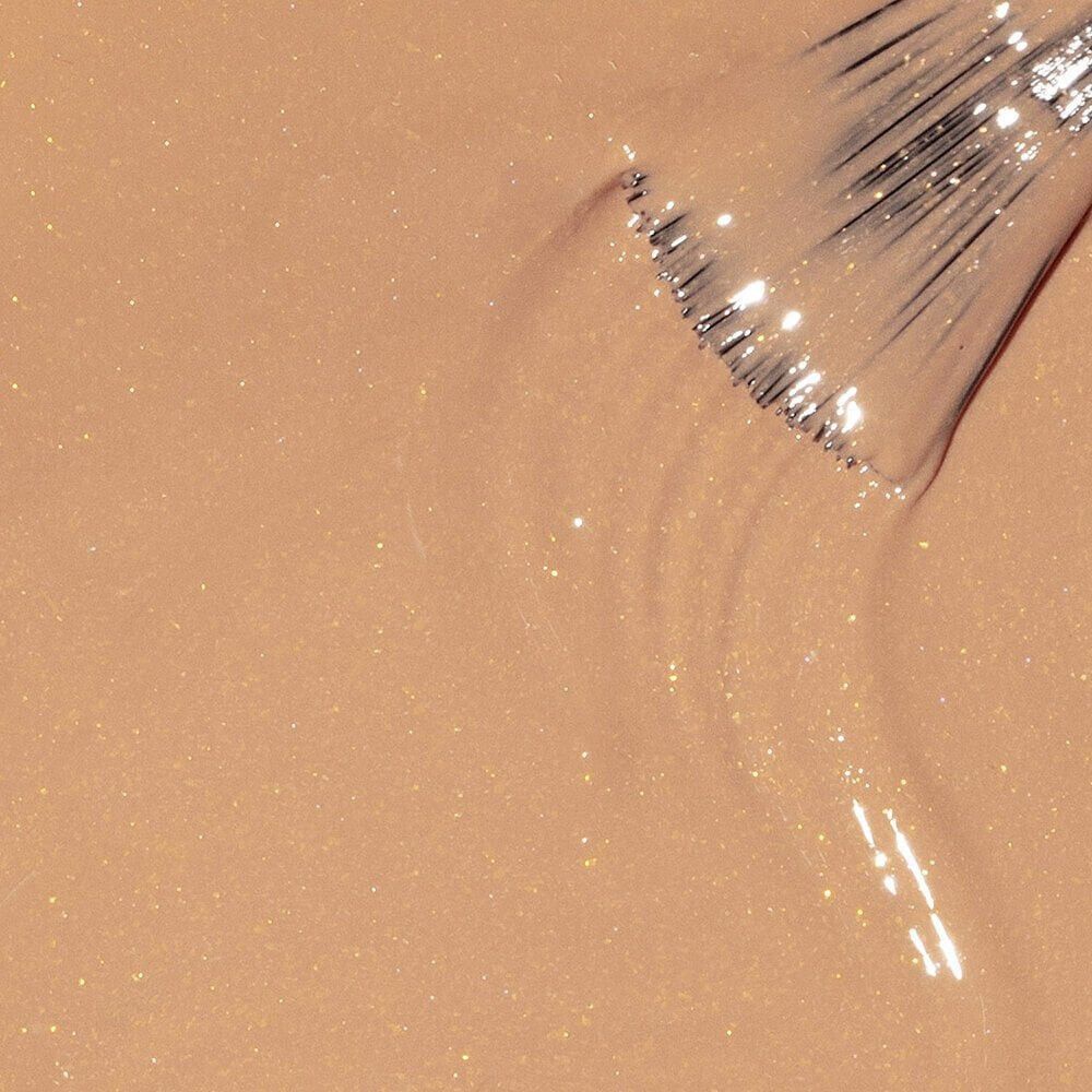 Nagellack mit Pinsel. Beige Farbe, glänzend. Nahaufnahme.