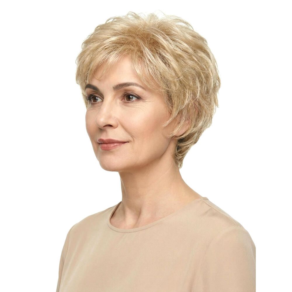 Blonde Perücke MONACO. Kurze, gewellte Frisur. Seitenansicht einer Frau mit beigem Oberteil.