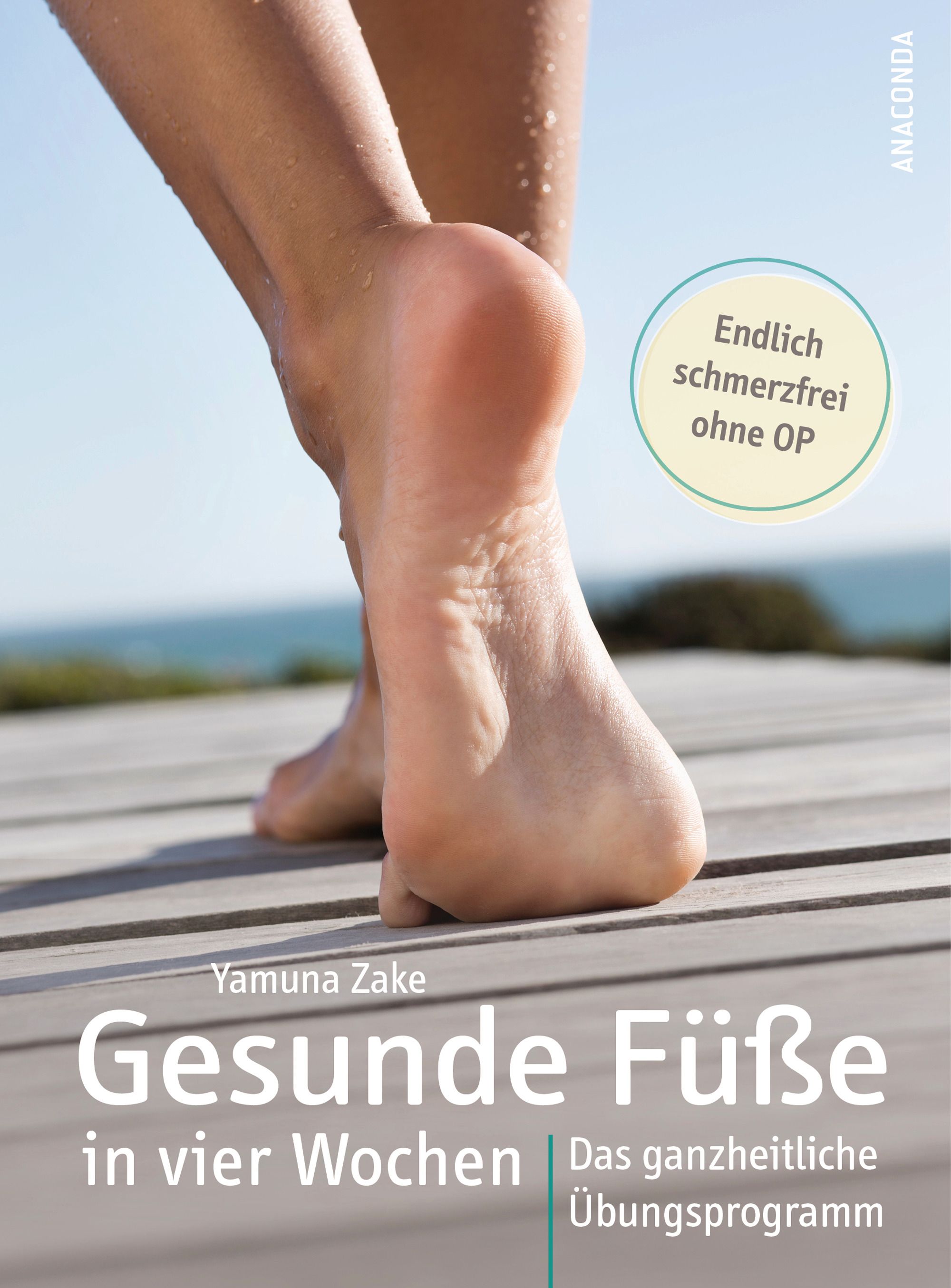 Buchcover mit Füßen auf Holzsteg. Titel: Gesunde Füße in vier Wochen. Autorin: Yamuna Zake. Zusatz: Endlich schmerzfrei ohne OP. Verlag: ANACONDA.