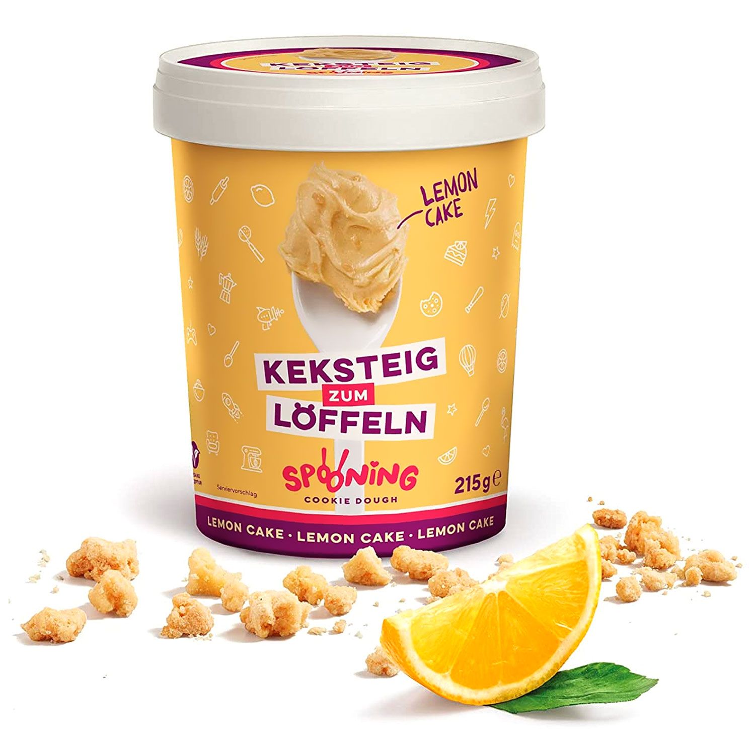 Becher Keksteig zum Löffeln, Lemon Cake. Gelber Becher mit Aufschrift und Produktabbildung. Daneben Kuchenstücke und Zitronenscheibe.
