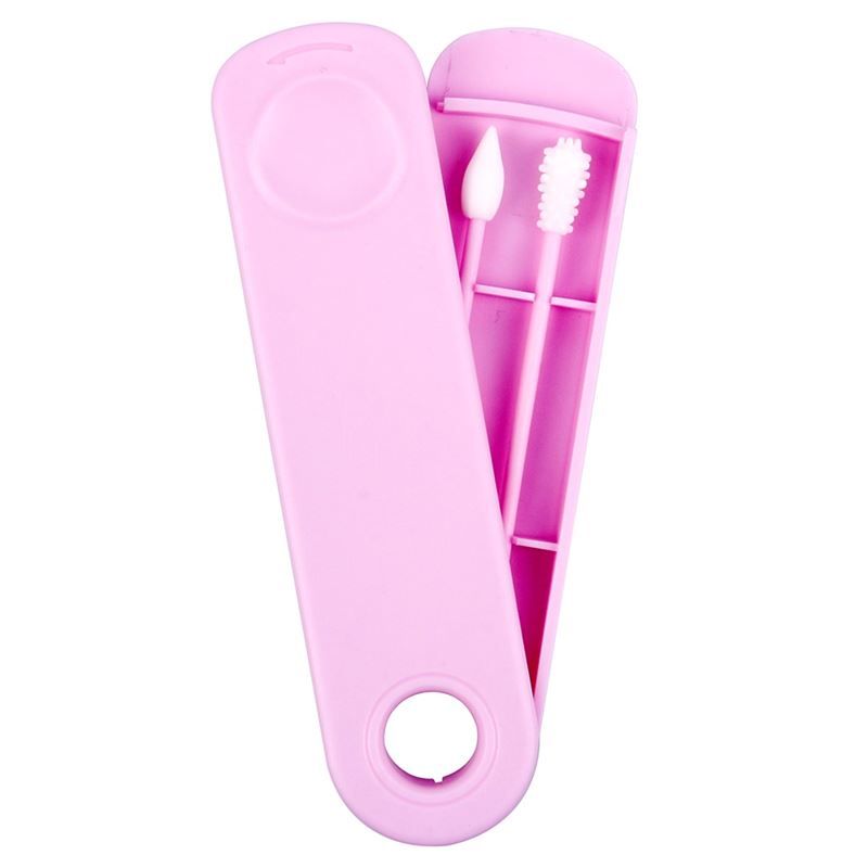 Rosa Etui mit zwei wiederverwendbaren Wattestäbchen. Ein Stäbchen hat eine glatte Spitze, das andere eine strukturierte.