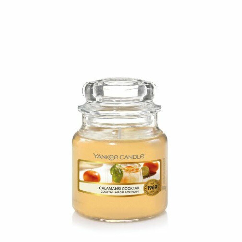 Duftkerze im Glas mit Deckel. Aufkleber mit Produktbild und Schriftzug. Marke Yankee Candle.