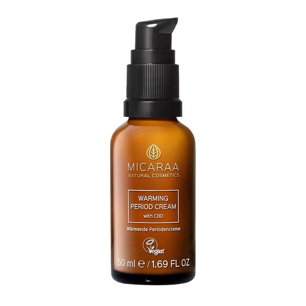 Braune Flasche mit schwarzem Pumpkopf. Aufschrift: MICARAA Warming Period Cream with CBD. Vegan-Siegel. 50 ml.