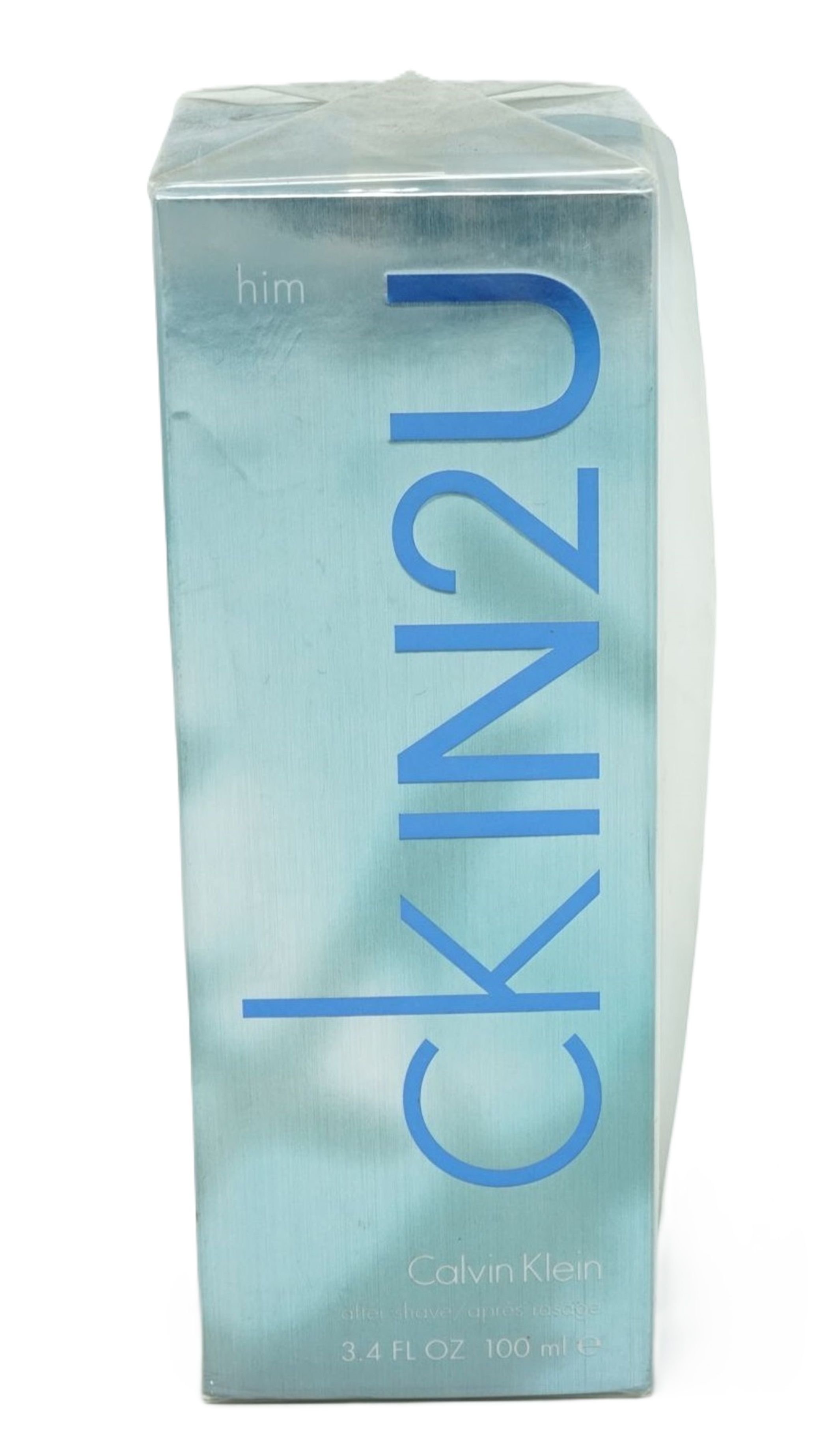 Verpackung von Calvin Klein CKin2U After Shave. Hellblauer Hintergrund, blauer Schriftzug CKIN2U. Marke und Volumenangabe.