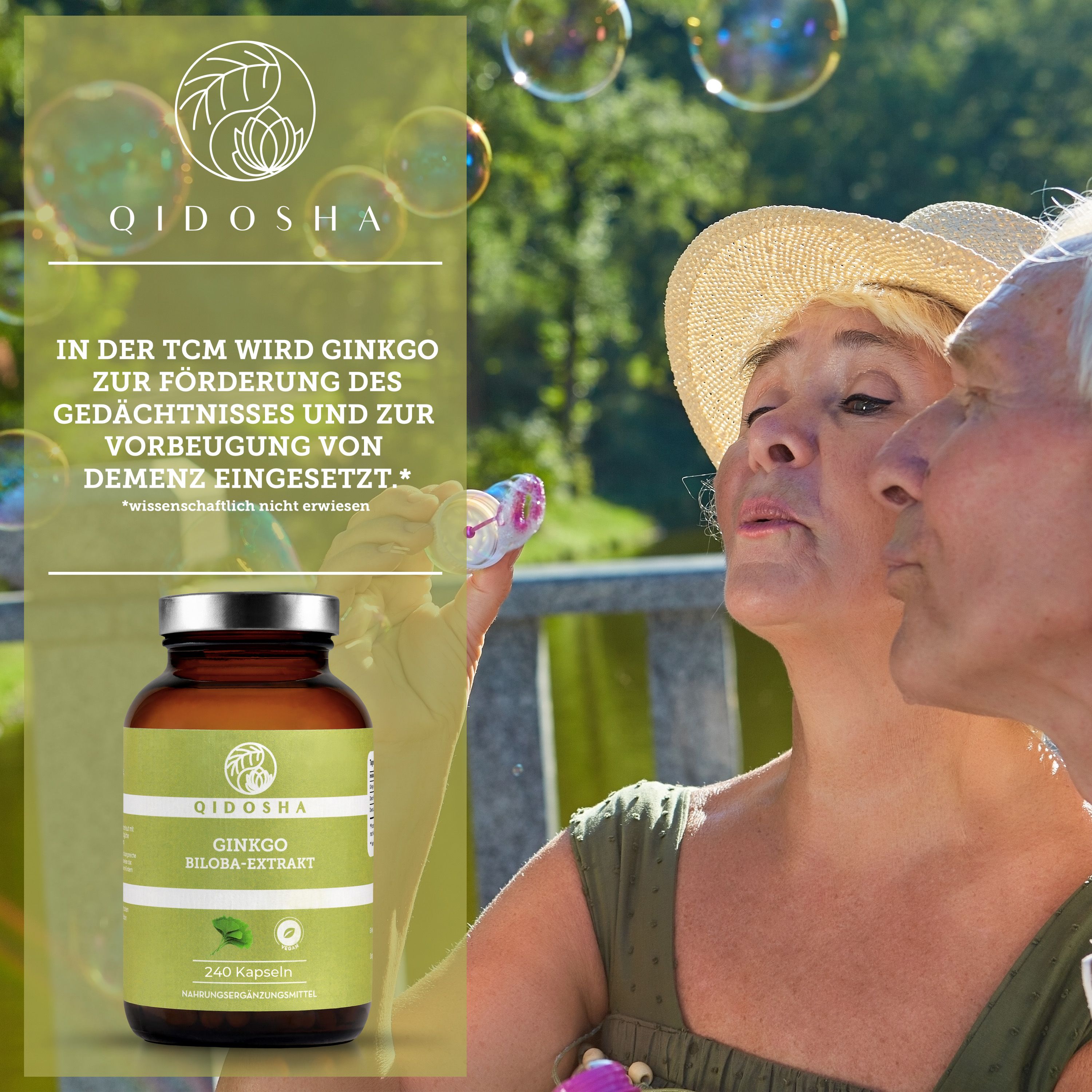 Produktflasche neben einem älteren Paar. Aufschrift: QIDOSHA GINKGO BILOBA-EXTRAKT. Text über Ginkgo für Gedächtnis und Demenzvorbeugung.