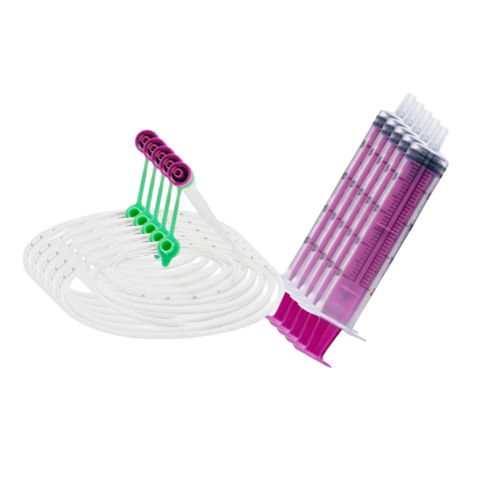 Set mit Spritzen, Schläuchen und Verbindungsstücken. Rosa und grüne Elemente. Einzeln verpackt.