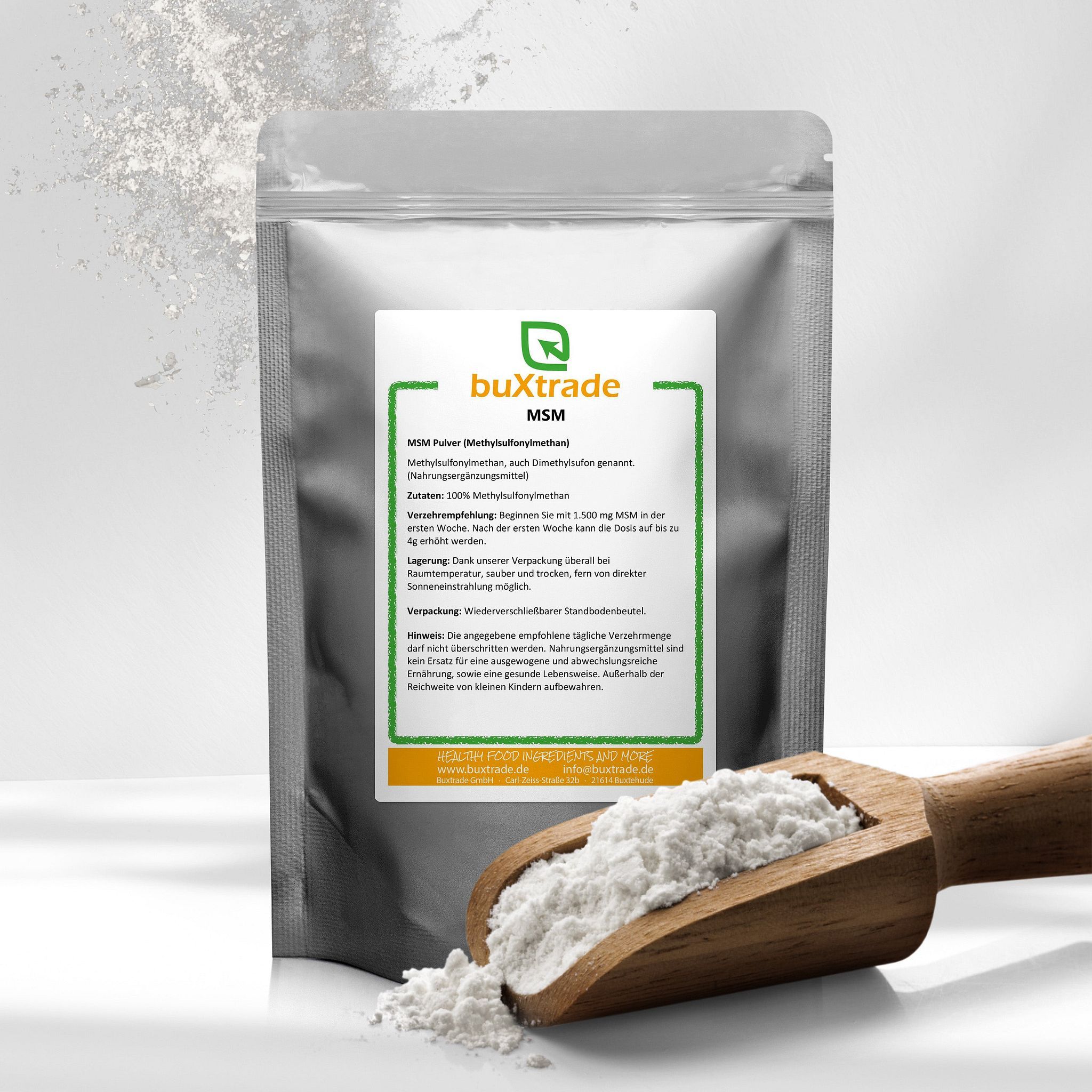 Silberfarbene Beutelverpackung mit weißem Pulver und Holzschaufel. Aufkleber mit grünem Rahmen und Text: buXtrade MSM.