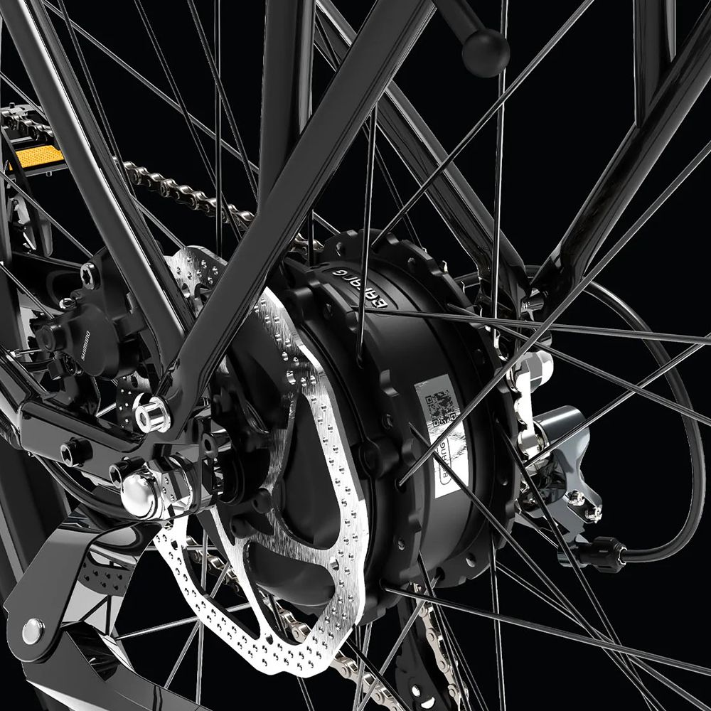 Hinterrad mit Bremsscheibe und Motor. Schwarzer Rahmen, silberne Scheibe. Schwarzer Hintergrund.