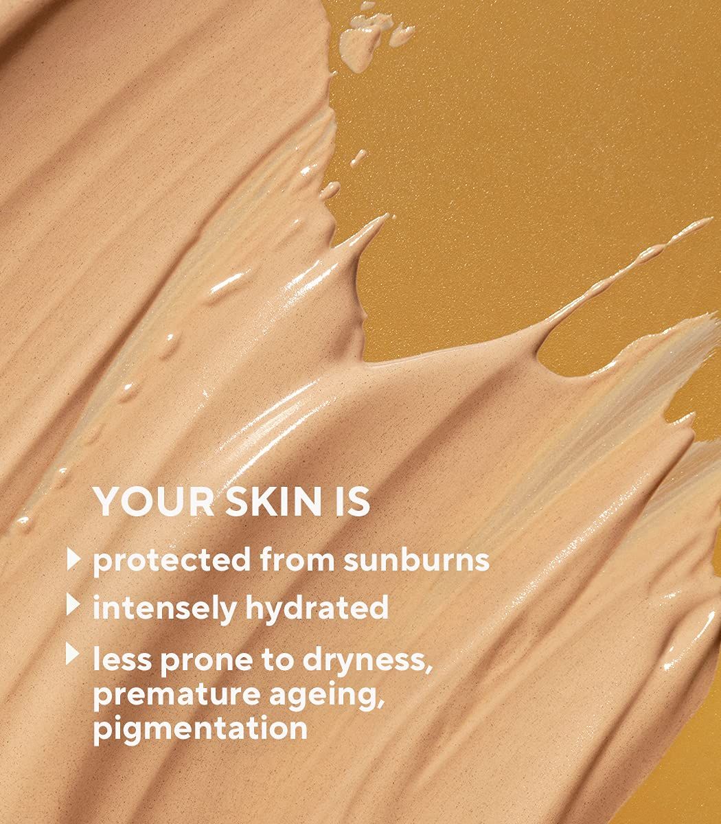 Nahaufnahme von Creme. Text: Ihre Haut ist vor Sonnenbrand geschützt, intensiv mit Feuchtigkeit versorgt, weniger anfällig für Trockenheit.