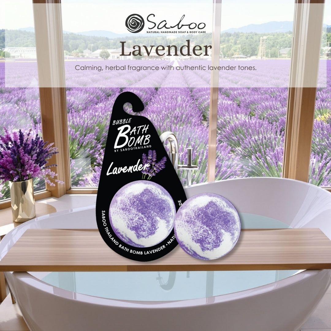 Zwei Lavendel-Badewannenbomben in einer Badewanne. Text: Saboo, Lavendel, beruhigend, Kräuterduft.